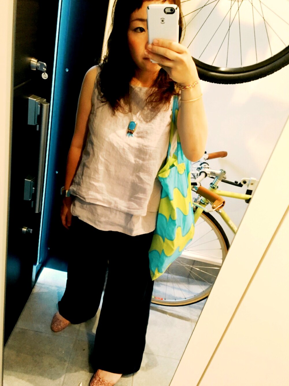 グレー系のトップス、グリーン系のトートバッグ、ブルー系のその他パンツを着用したレディースの夏コーディネートの1枚目の写真