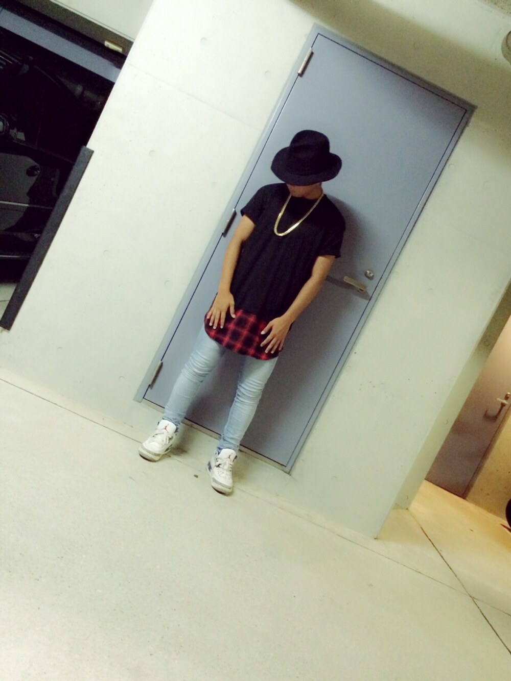 「ツバ広ハット、AIR JORDAN、ストリート」｜「SPINNSのアイテム（Tシャツ/カットソー、ブラック系）」を使った、けんけんさん（メンズ・170cm）の秋コーディネートの1枚目の写真