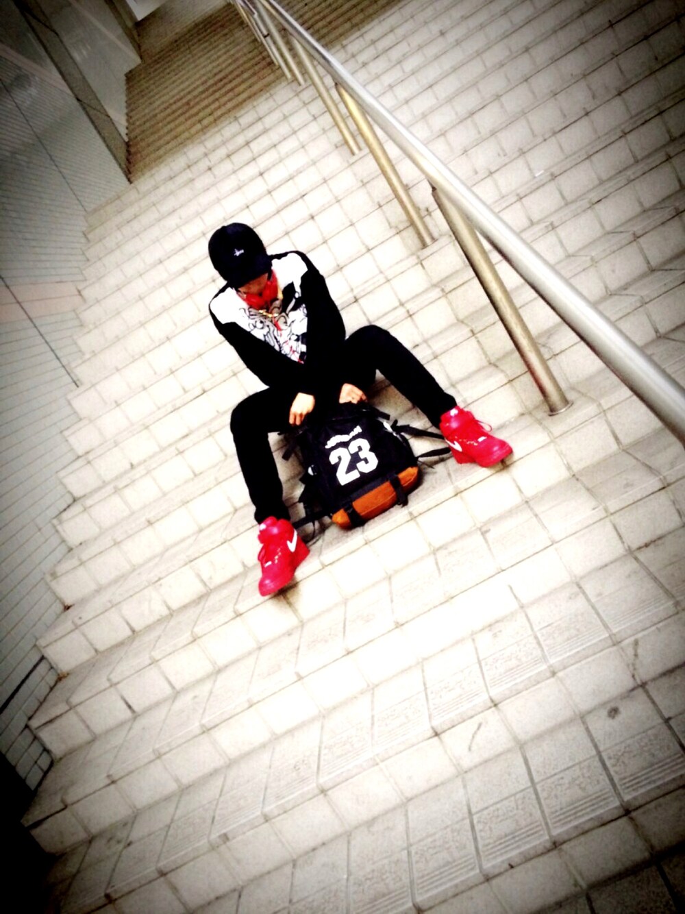 「ストリート、stussy、ちくとも、NIKE、春コーデ、スキニーデニム、シンプル、休日スタイル、スニーカー」｜「STUSSYのTerry Fleece Ball Cap（キャップ、ブラック系）」を使った、けんけんさん（メンズ・170cm）の春コーディネートの1枚目の写真