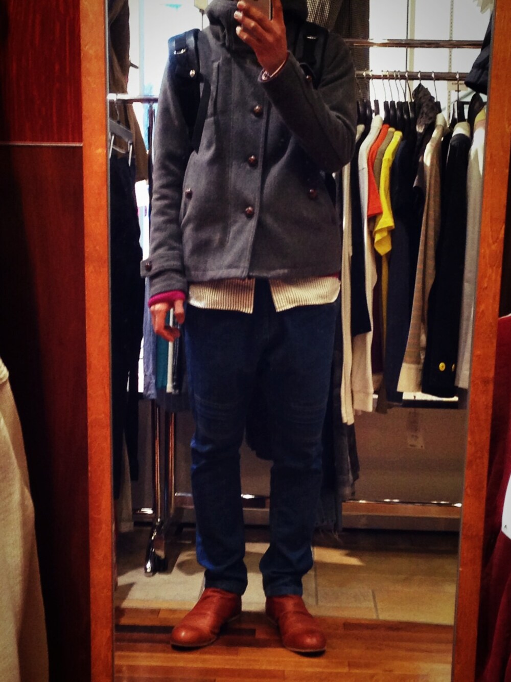 グレー系のその他アウター、ピンク系のカーディガン/ボレロ、ホワイト系のシャツ/ブラウスを着用したメンズの冬コーディネートの1枚目の写真