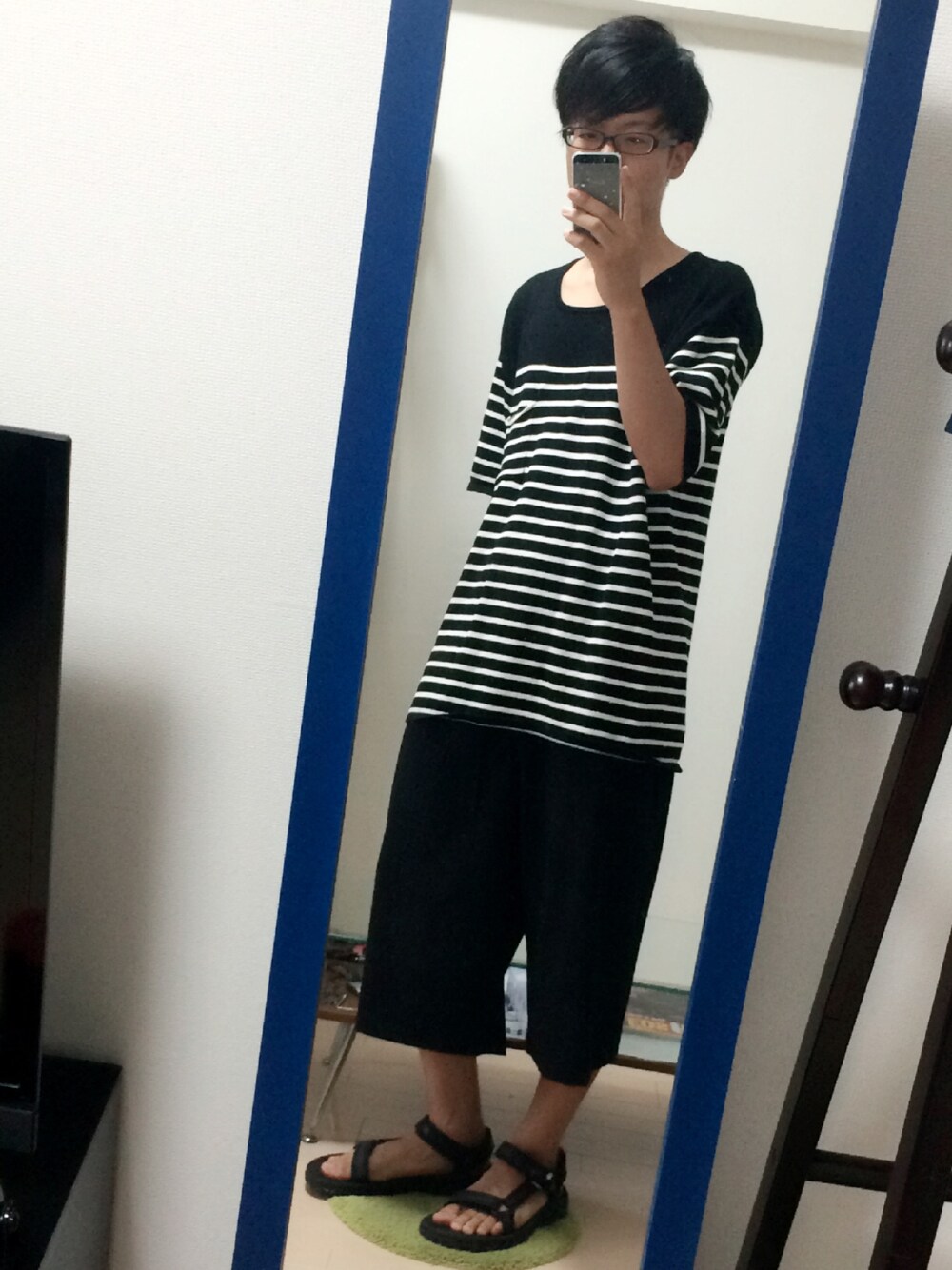 ブラック系のTシャツ/カットソー、ブラック系のその他パンツ、ブラック系のサンダルを着用したメンズの夏コーディネートの1枚目の写真