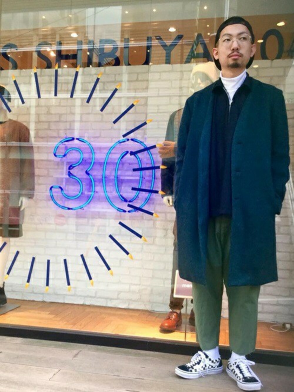 「チェスターコート、キャップ、シップスジェットブルー(SHIPS JET BLUE)、ストリートMIX、キャップ後ろかぶり」｜「SHIPS JET BLUEのSHIPS JET BLUE: ウールチェスターコート 16AW■（チェスターコート、グリーン系）」を使った、佐藤さん（メンズ・172cm）の秋コーディネートの1枚目の写真