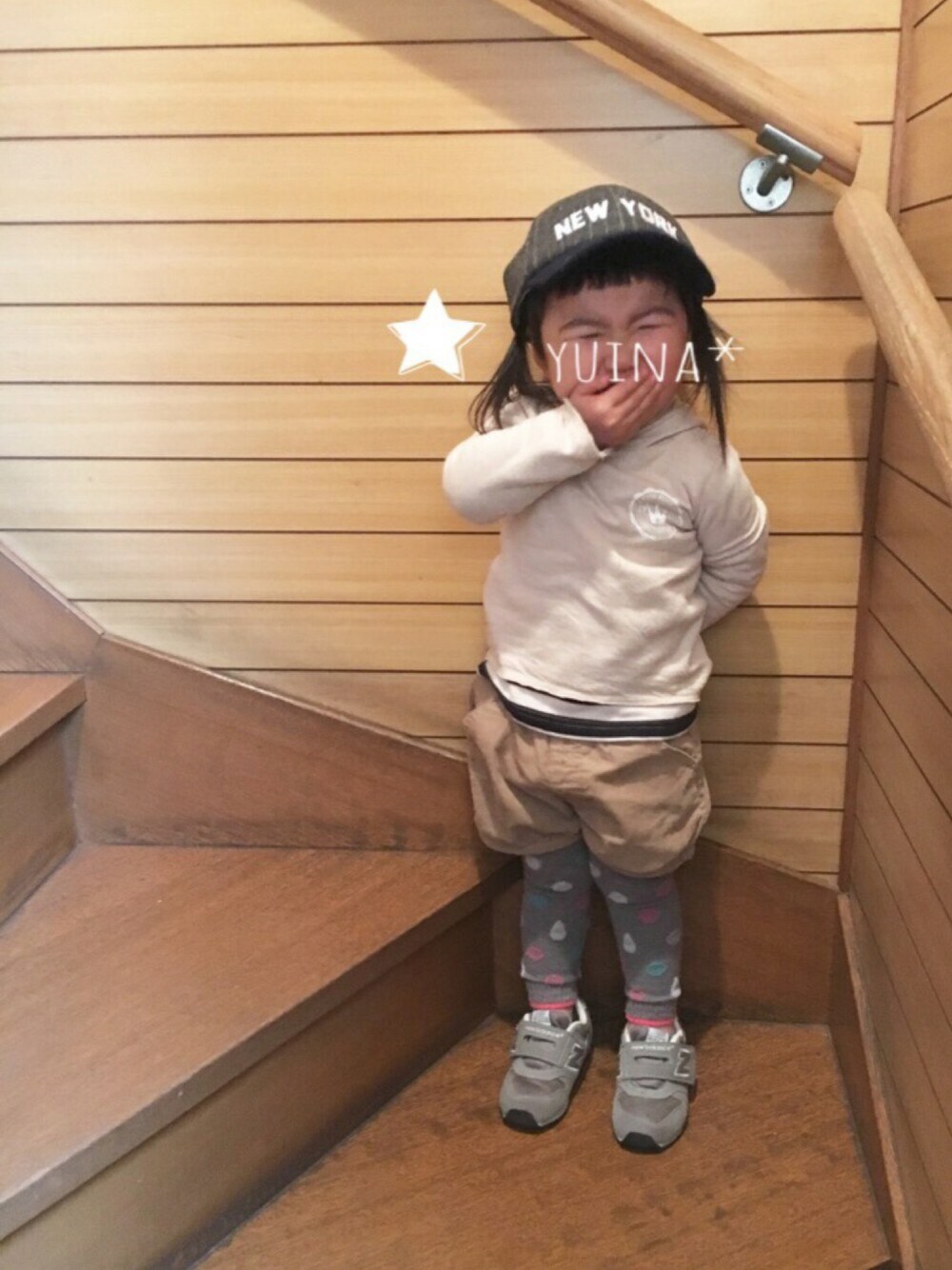 ピンク系のTシャツ/カットソー、ブルー系のTシャツ/カットソー、グレー系のスニーカーを着用したキッズの冬コーディネートの1枚目の写真