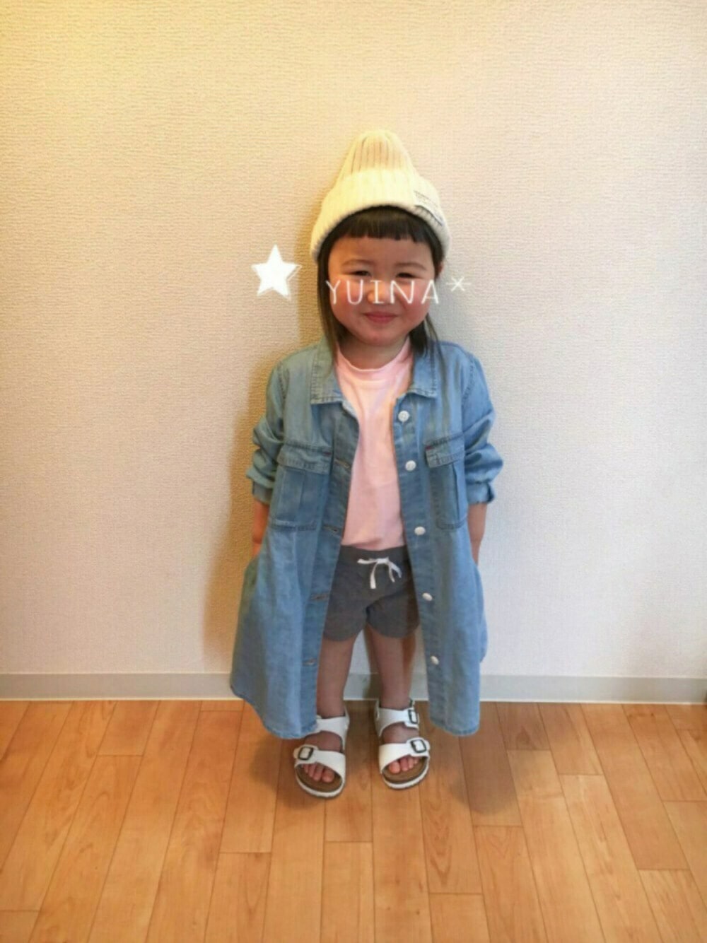 ピンク系のTシャツ/カットソー、ブルー系のシャツワンピース、グレー系のその他パンツを着用したキッズの春コーディネートの1枚目の写真