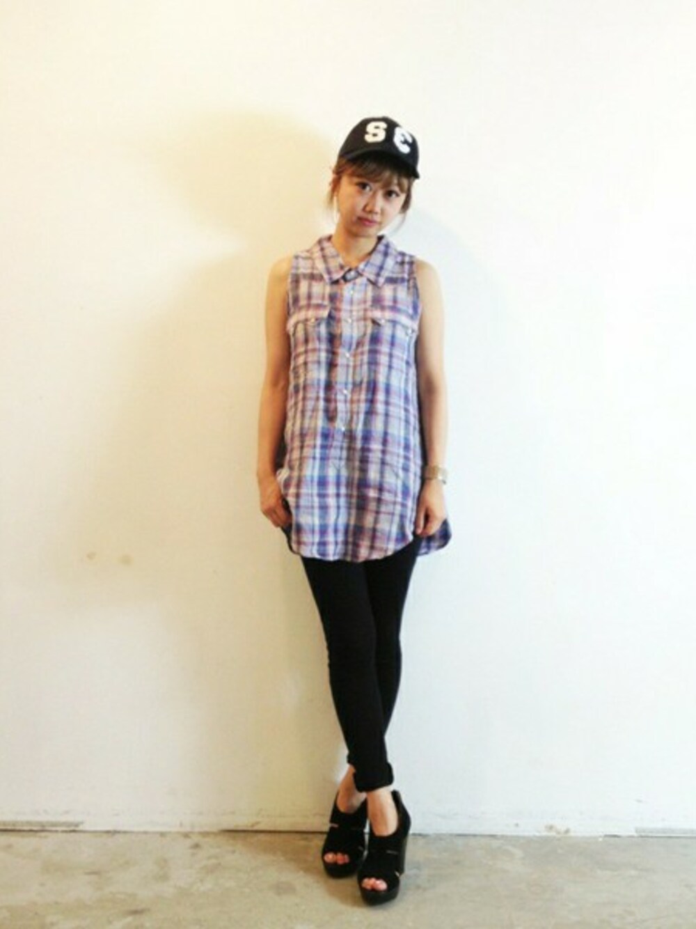 パープル系のチュニックを着用したレディースの夏コーディネートの1枚目の写真