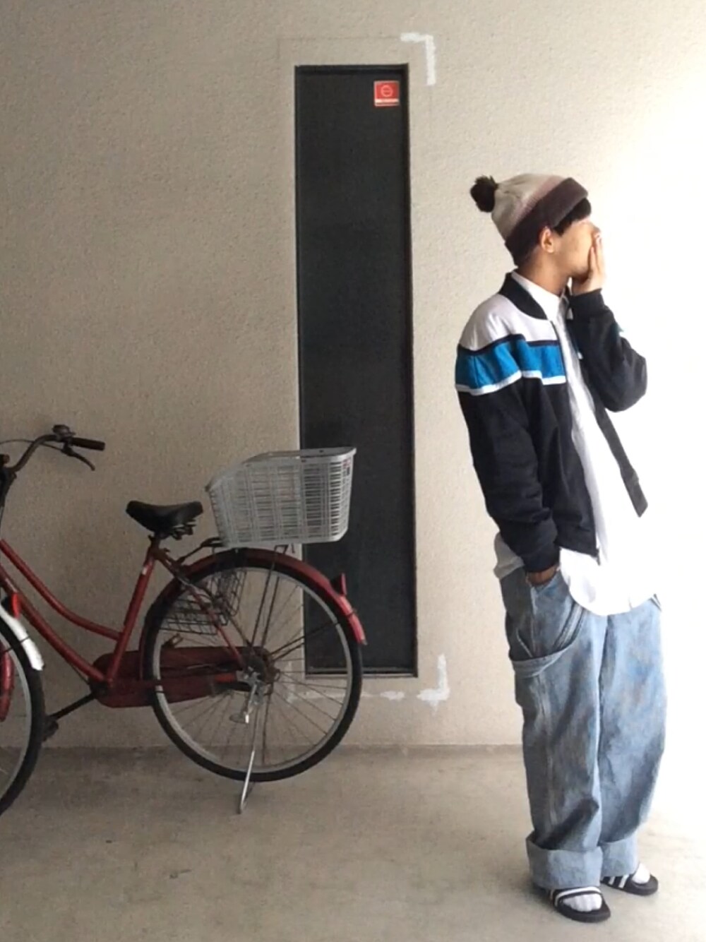 ブラック系のブルゾン、ホワイト系のシャツ/ブラウス、ブルー系のつなぎ/オールインワンを着用したメンズの秋コーディネートの1枚目の写真