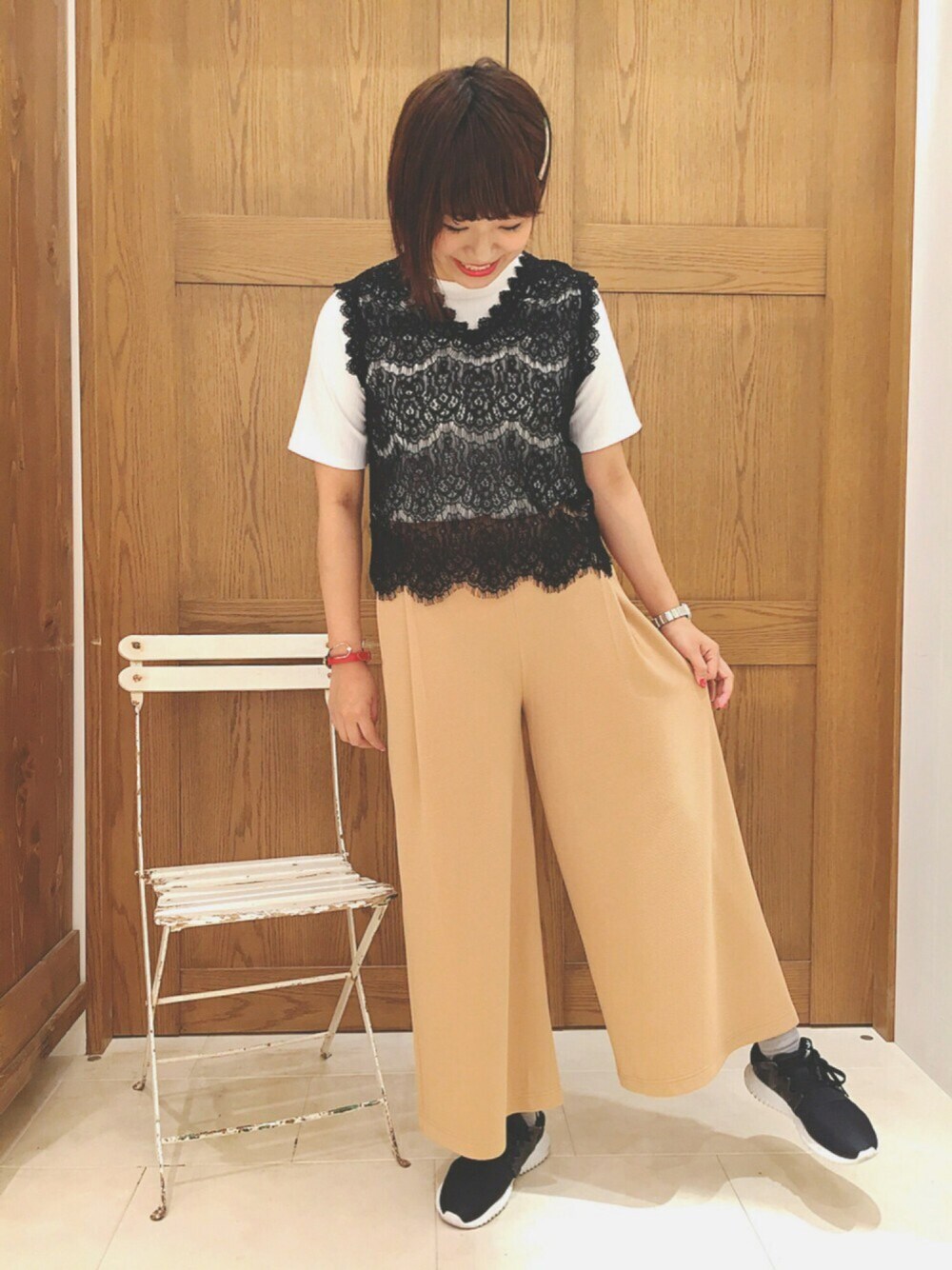 「Discoat、Discoat Parisien、adidas、adidas originals、ILBISONTE、イルビゾンテ、アディダス、ベスト、ワイドパンツ、スニーカー」｜「Discoat Parisienのワイドイージーカットパンツ（その他パンツ、ベージュ系）」を使った、ａさん（レディース・163cm）の春コーディネートの1枚目の写真