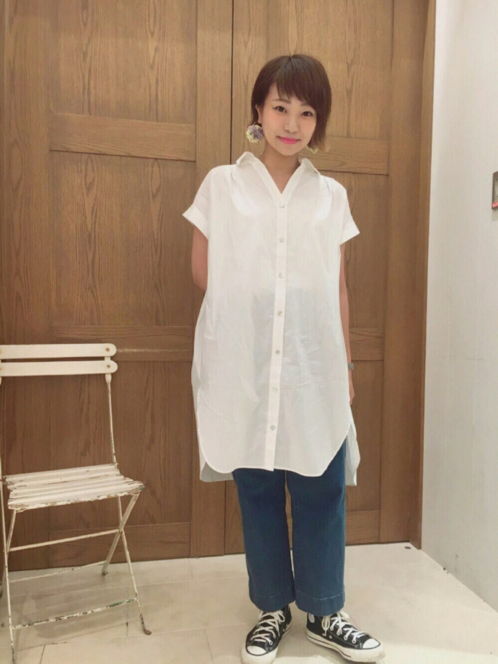 「大人カジュアル、白、シャツスタイル、シンプルコーデ、シャツワンピ、ワイドデニム、Discoat、スニーカー、converse」｜「AIMの(AIM)2-2/A.FLOWER（ピアス（両耳用）、パープル系）」を使った、ａさん（レディース・163cm）の夏コーディネートの1枚目の写真