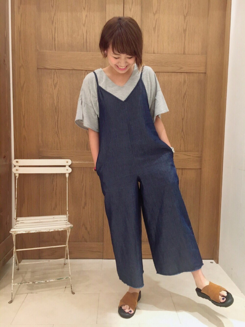「Discoat、シンプル、大人カジュアル、オトナカジュアル、カジュアル、サロペット、デニム、グレー、サンダル、キャメル」｜「Discoat Parisienの梨地袖切替タックVネックプルオーバー（Tシャツ/カットソー、グレー系）」を使った、ａさん（レディース・163cm）の夏コーディネートの1枚目の写真