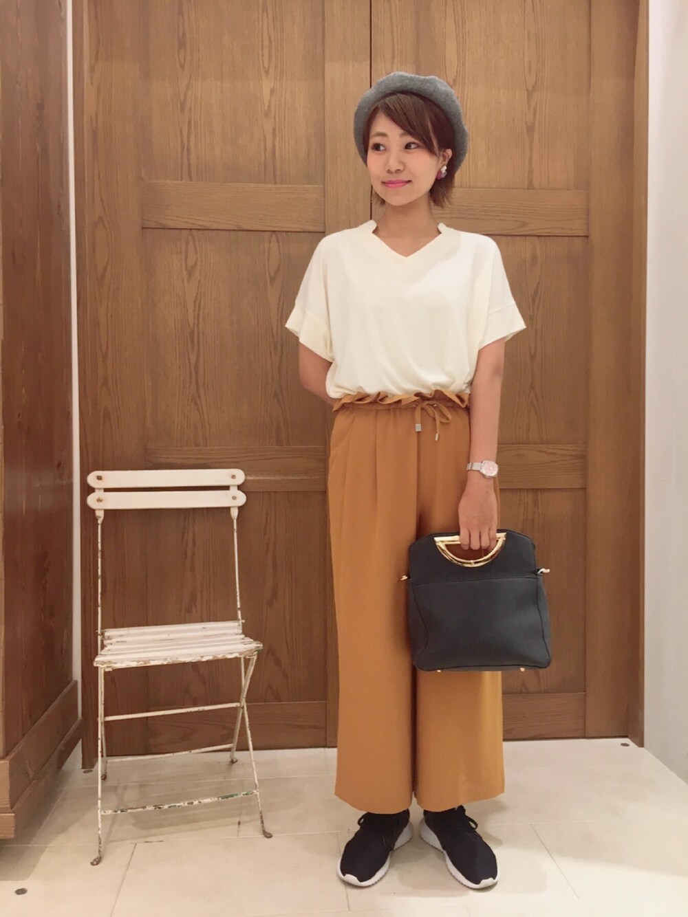 「オトナカジュアル、きれいめカジュアル、outfit、ラフ、秋のコーデ、マスタード、ワイドパンツ、スニーカー、adidas、ベレー帽」｜「Discoat Parisienのバスクベレー帽（ハンチング/ベレー帽、グレー系）」を使った、ａさん（レディース・163cm）の夏コーディネートの1枚目の写真