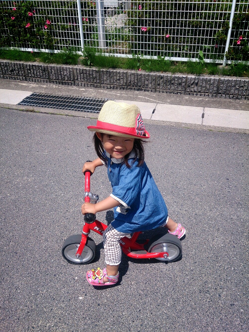 レッド系のおもちゃを着用したキッズの春コーディネートの1枚目の写真