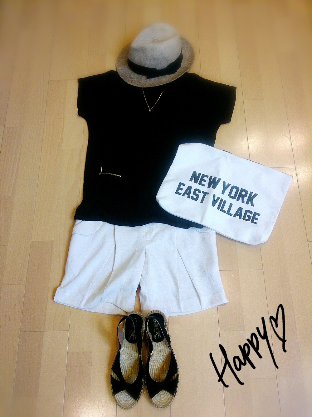 ホワイト系のクラッチバッグ、ブラック系のサンダル、ベージュ系のハットを着用したレディースの夏コーディネートの1枚目の写真