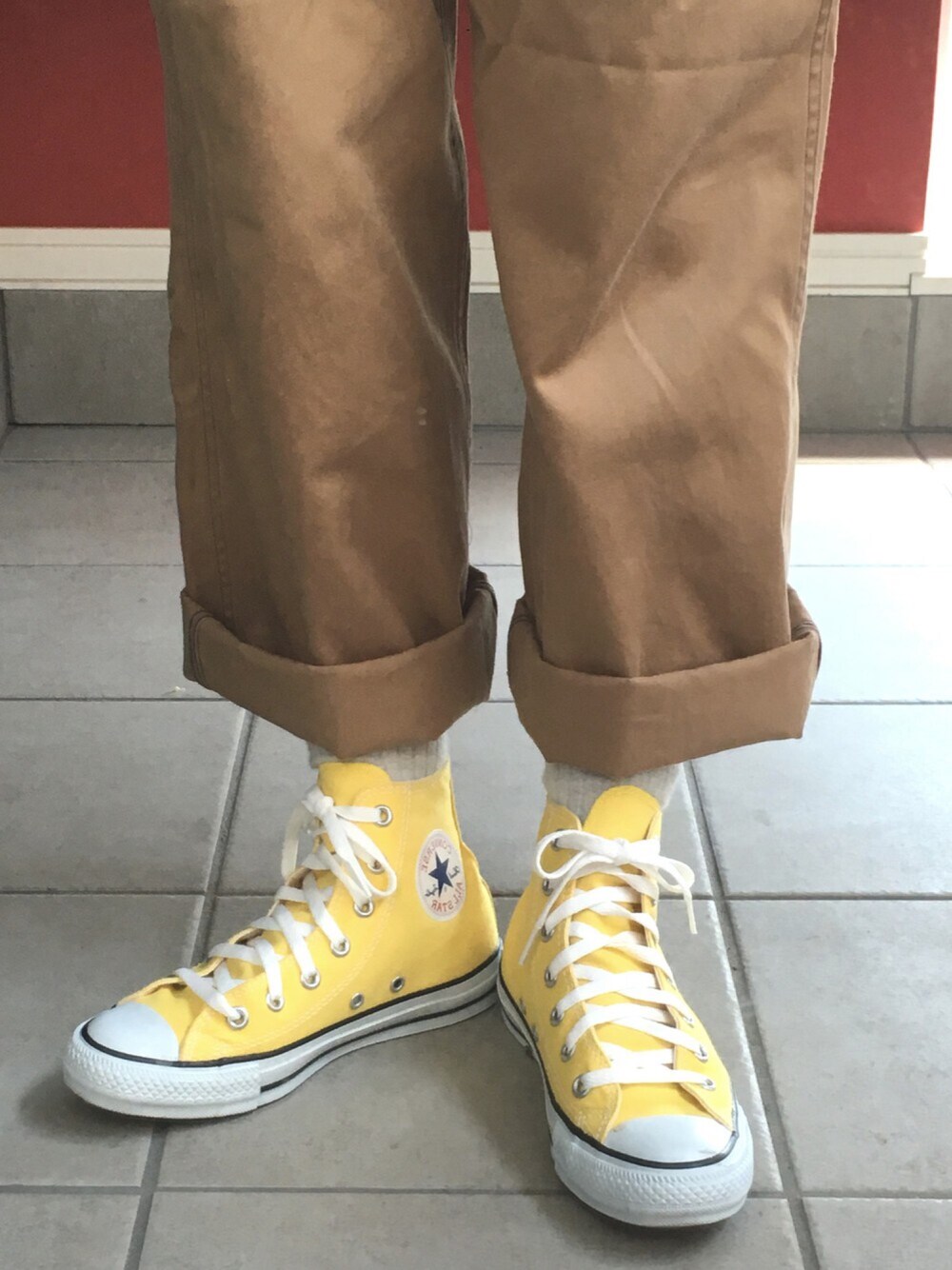 「コンバース、converse、ハイカット、イエロー、sugarcane、チノパン、ベージュ」｜「CONVERSEのALL STAR COLORS R HI/オールスター　カラーズ　R　HI（スニーカー、イエロー系）」を使った、ちゃぴこさん（レディース・156cm）の春コーディネートの1枚目の写真
