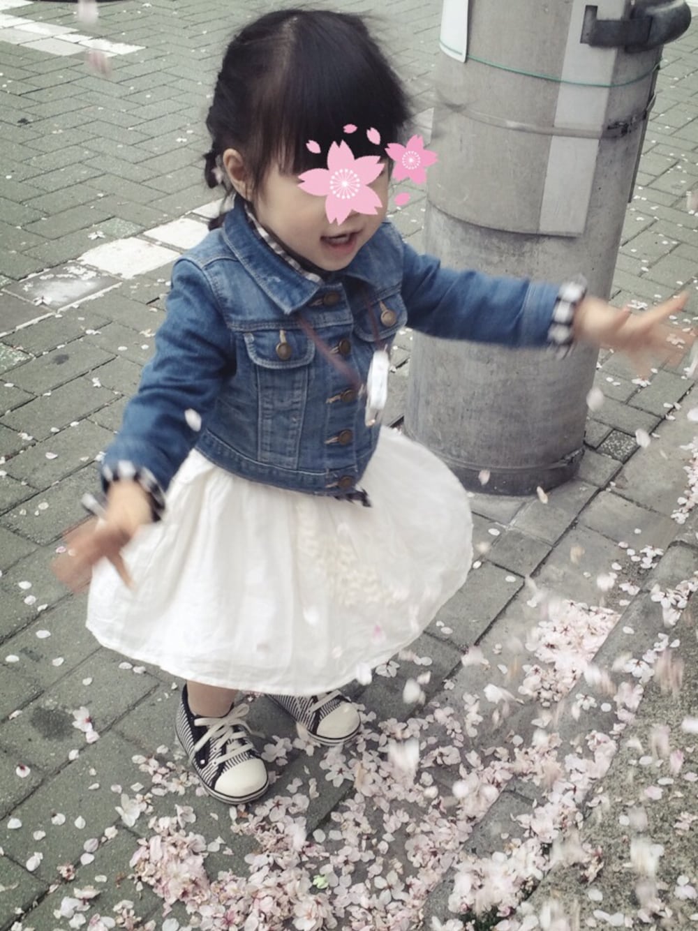 「コンバース、kids、ラインソックス、ピクニック、お花見、白いワンピース、チェック シャツ、デニム ジャケット」｜「CONVERSEのBABY ALL STAR D&H RZ/ベビー オールスター D&H RZ（スニーカー、グレー系）」を使った、Rさん（キッズ・90cm）の春コーディネートの1枚目の写真