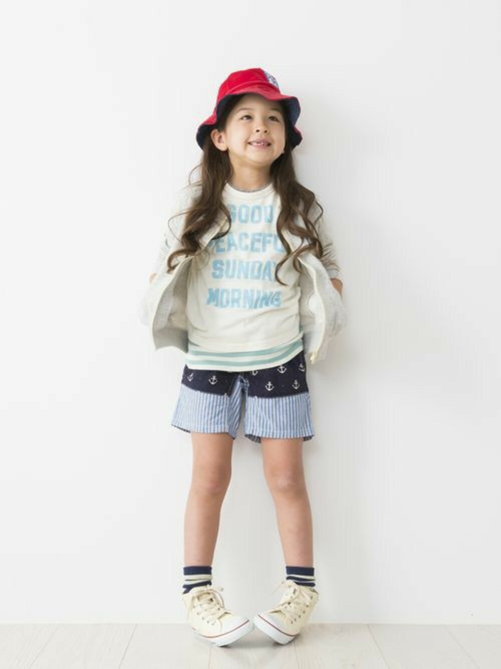 ホワイト系のTシャツ/カットソー、ブルー系のその他パンツ、グレー系のスウェットを着用したキッズの夏コーディネートの1枚目の写真