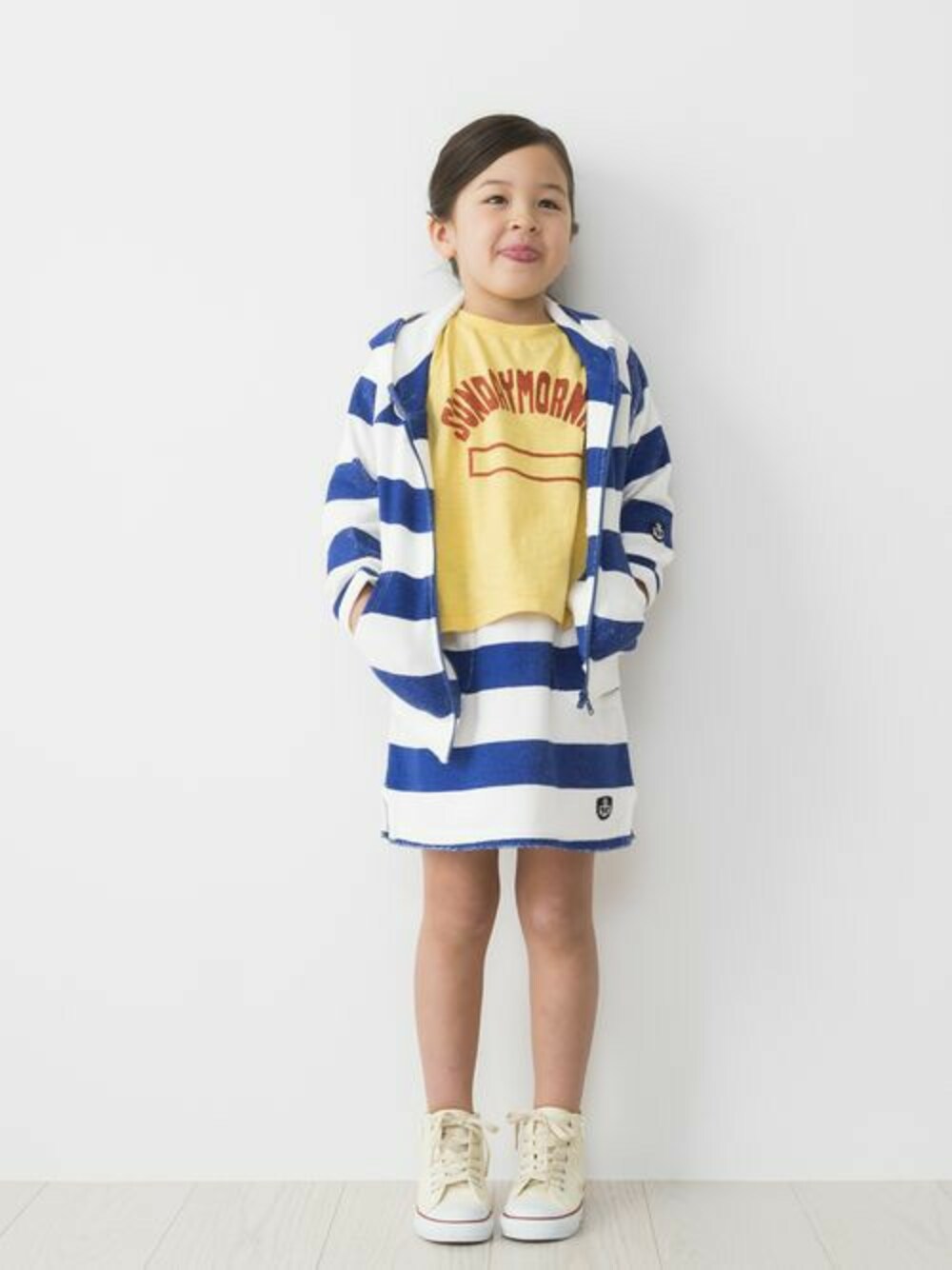 ブルー系のパーカー、ブルー系のその他パンツ、イエロー系のTシャツ/カットソーを着用したキッズの夏コーディネートの1枚目の写真