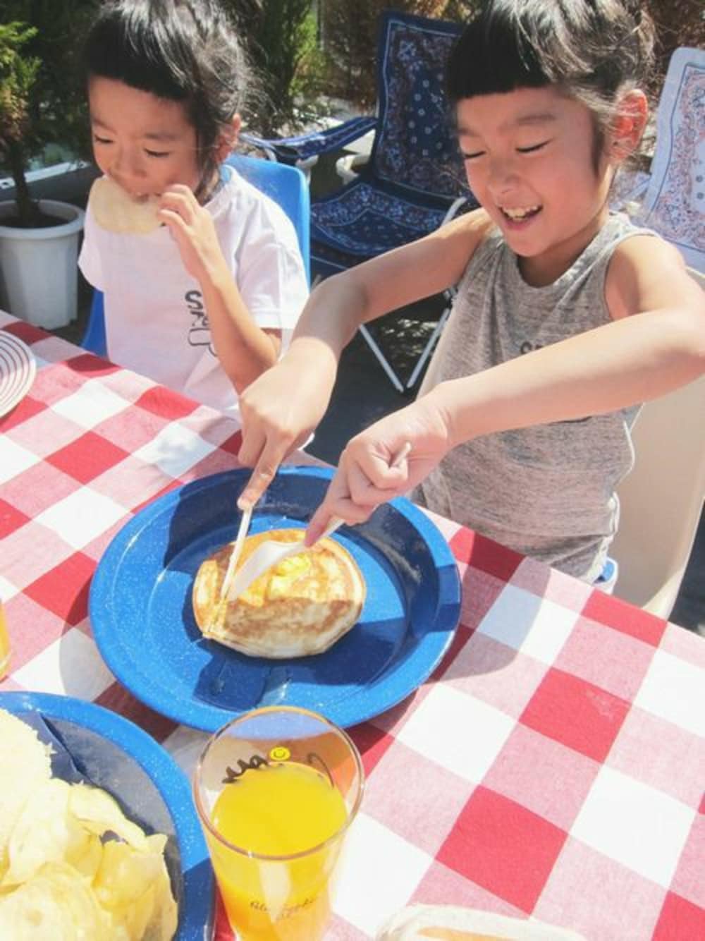 ホワイト系のTシャツ/カットソー、グレー系のタンクトップを着用したキッズの夏コーディネートの1枚目の写真