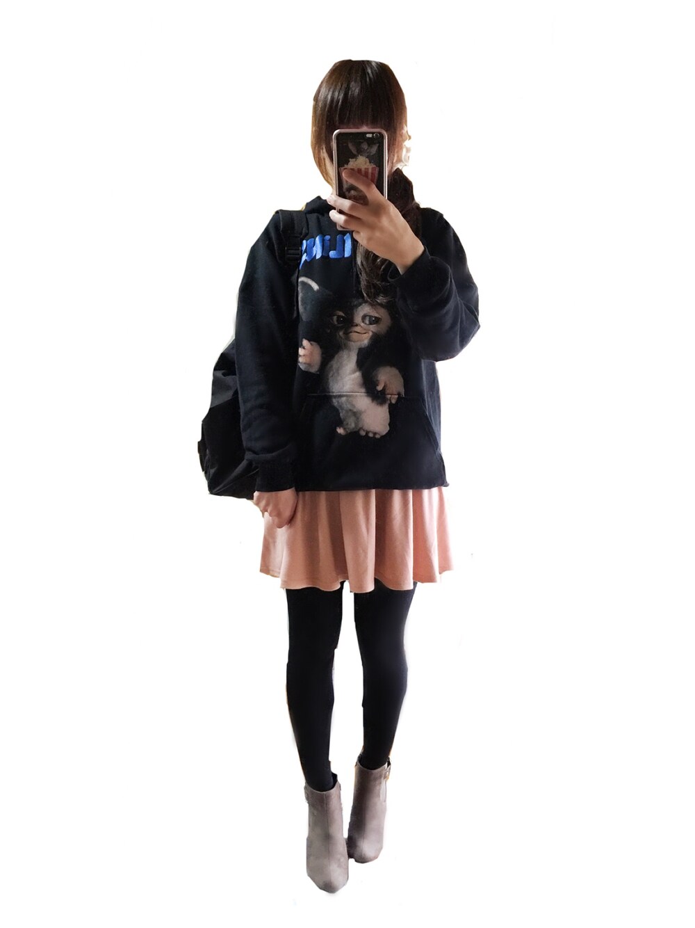 ブラック系のパーカー、ピンク系のワンピース、ブラウン系のブーツを着用したレディースの秋コーディネートの1枚目の写真