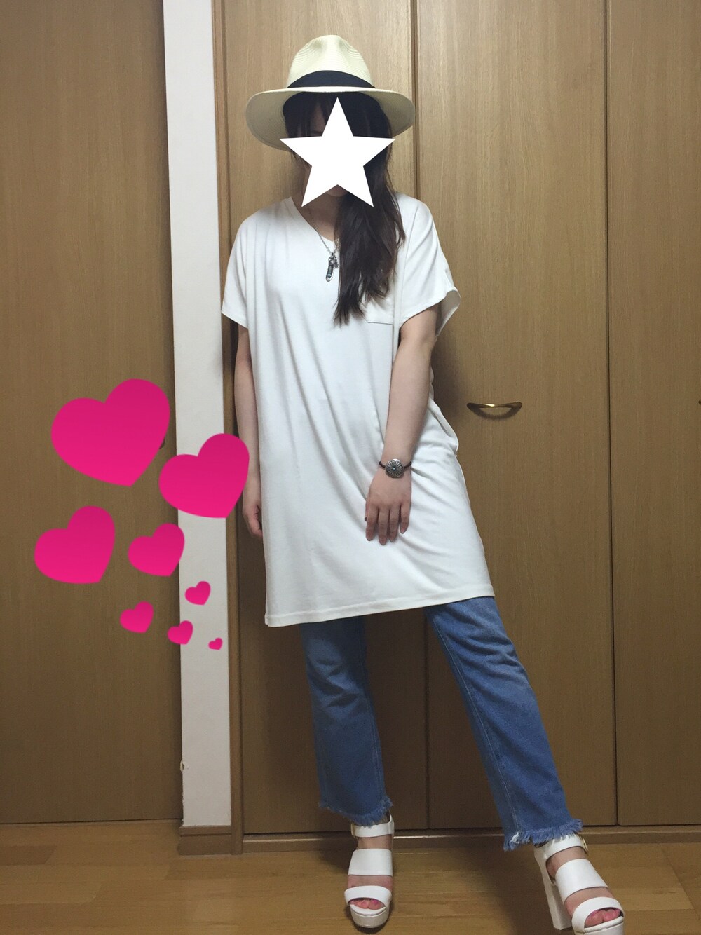 ブルー系のデニムパンツ、ホワイト系のサンダル、ホワイト系のTシャツ/カットソーを着用したレディースの夏コーディネートの1枚目の写真