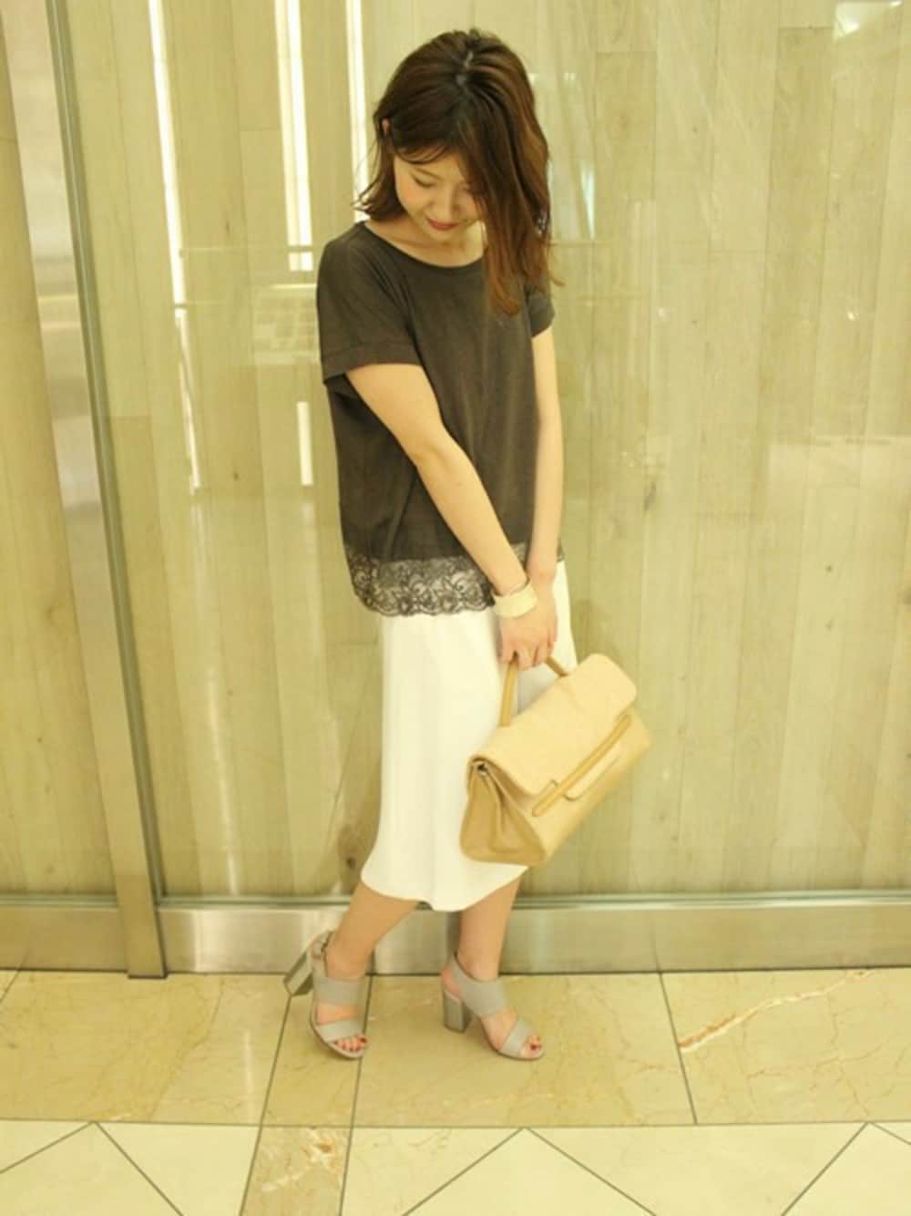 ホワイト系のその他パンツ、ブラウン系のTシャツ/カットソーを着用したレディースの春コーディネートの1枚目の写真