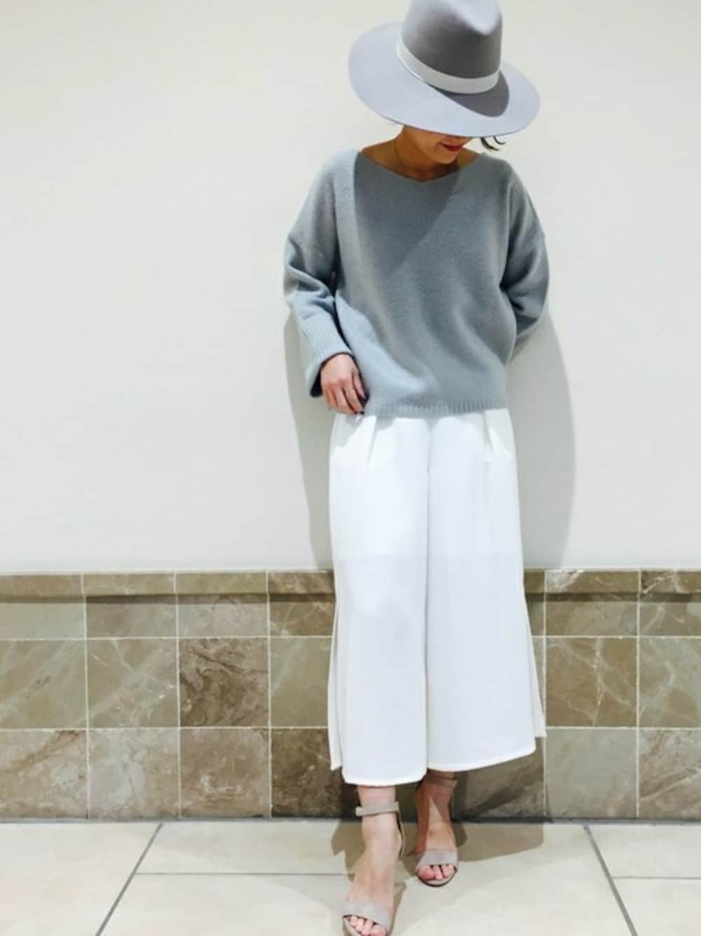 グリーン系のニット/セーター、ホワイト系のその他パンツ、ホワイト系のハットを着用したレディースの冬コーディネートの1枚目の写真