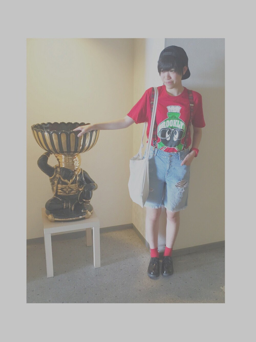 レッド系のTシャツ/カットソー、ブルー系のデニムパンツ、ブラック系のその他シューズを着用したレディースの夏コーディネートの1枚目の写真