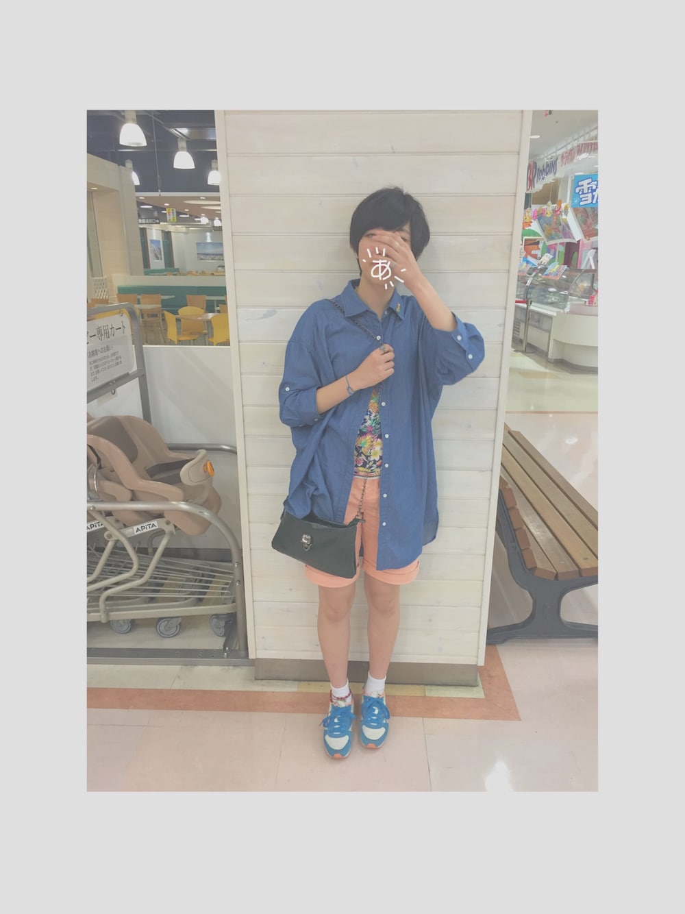 ブルー系のワンピース/ドレス、その他のTシャツ/カットソー、オレンジ系のその他パンツを着用したレディースの夏コーディネートの1枚目の写真