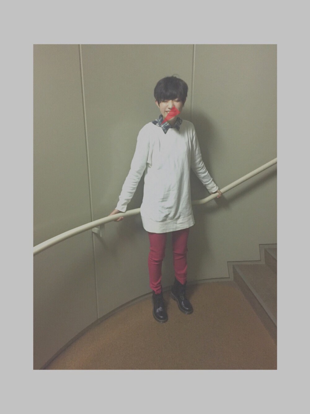 グリーン系のシャツ/ブラウス、ホワイト系のパーカー、レッド系のその他パンツを着用したレディースの秋コーディネートの1枚目の写真