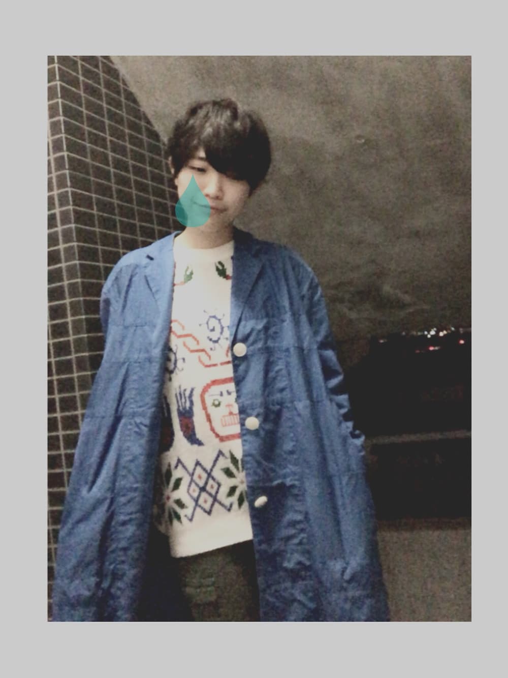 ブルー系のその他アウター、ホワイト系のニット/セーター、グリーン系のパンツを着用したレディースの秋コーディネートの1枚目の写真