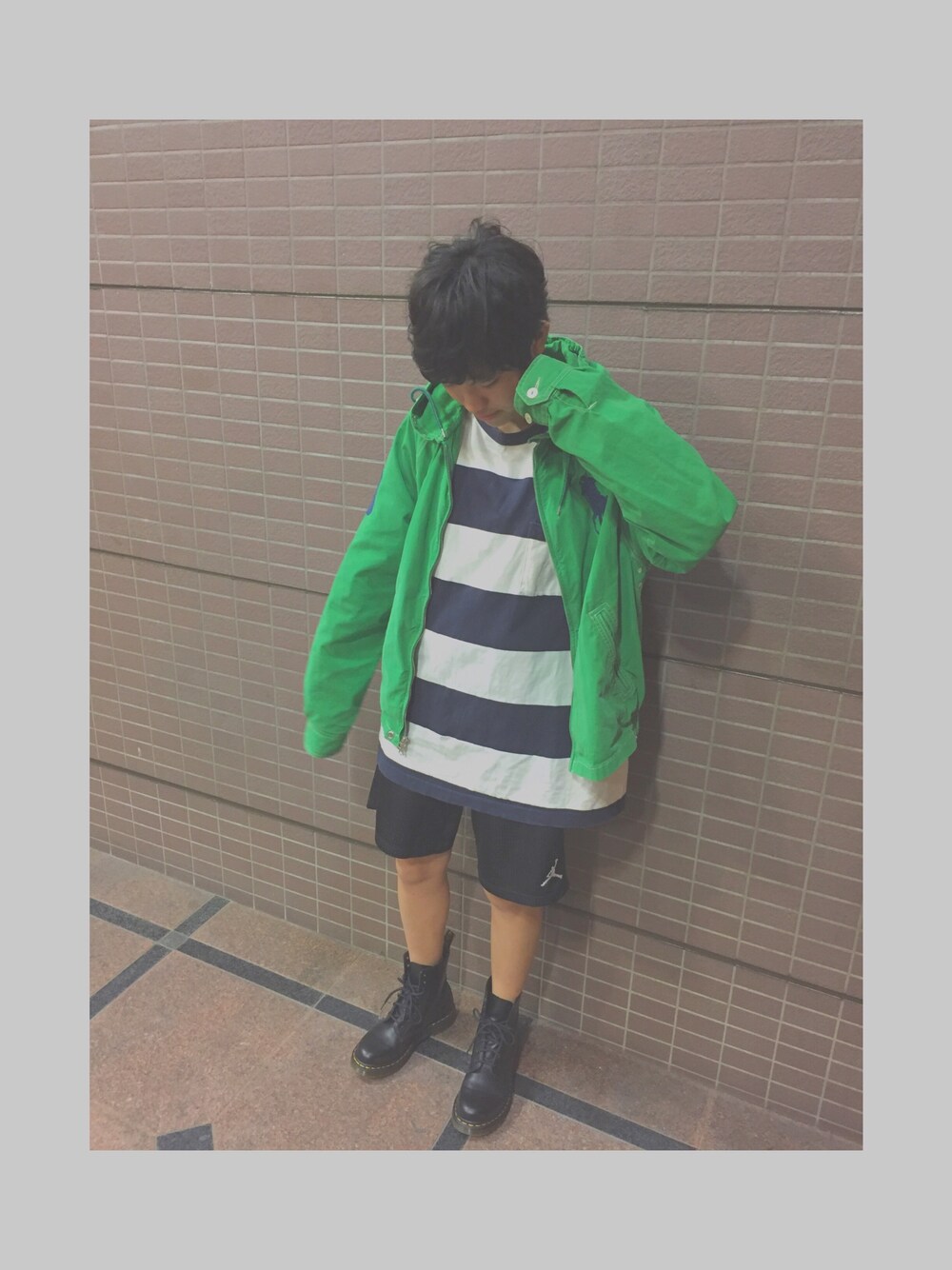 グリーン系のジャケット/アウター、ホワイト系のTシャツ/カットソー、ブラック系のパンツを着用したレディースの秋コーディネートの1枚目の写真