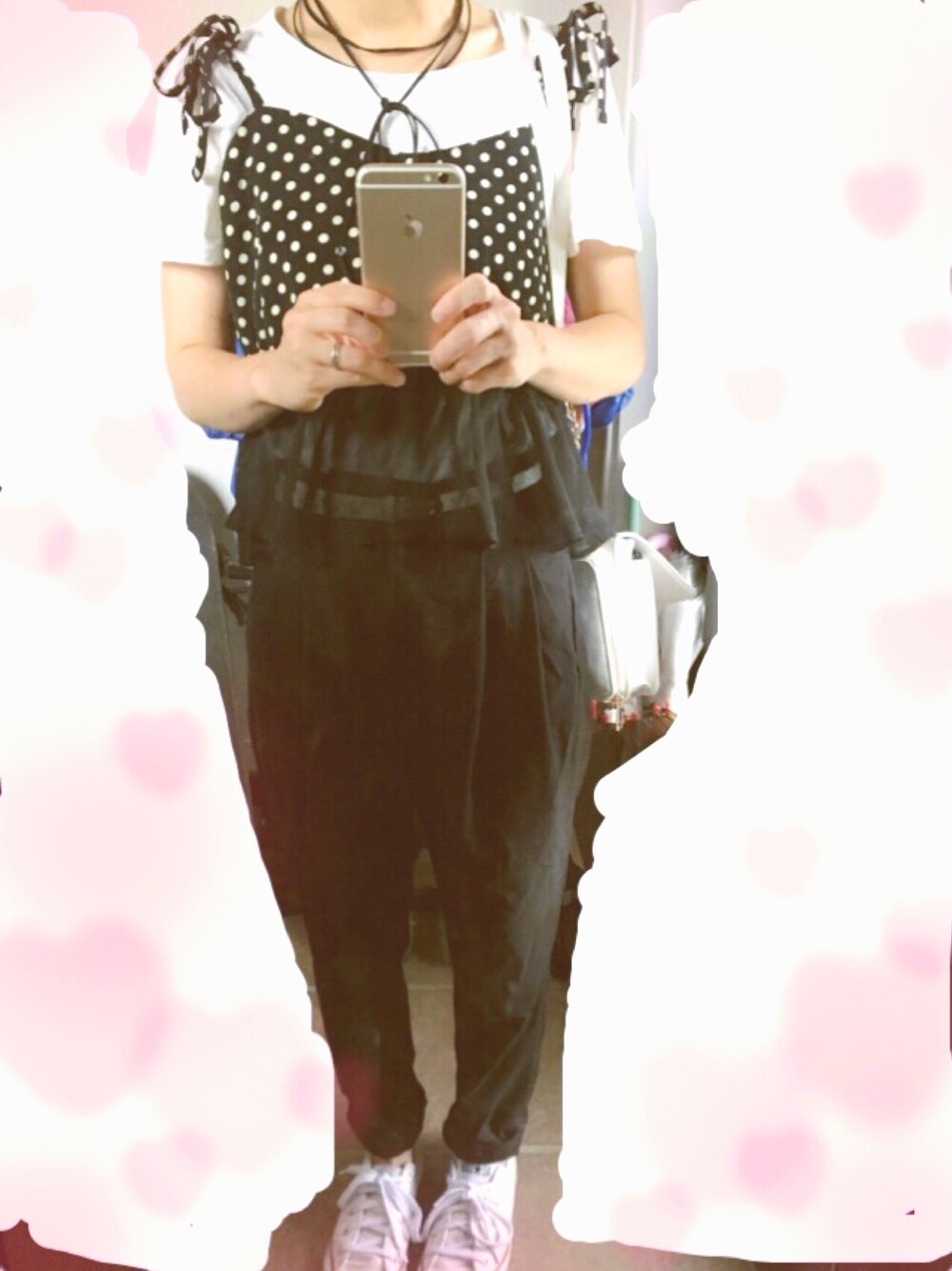 ブラック系のその他パンツ、ホワイト系のスニーカー、ホワイト系のショルダーバッグを着用したレディースの夏コーディネートの1枚目の写真