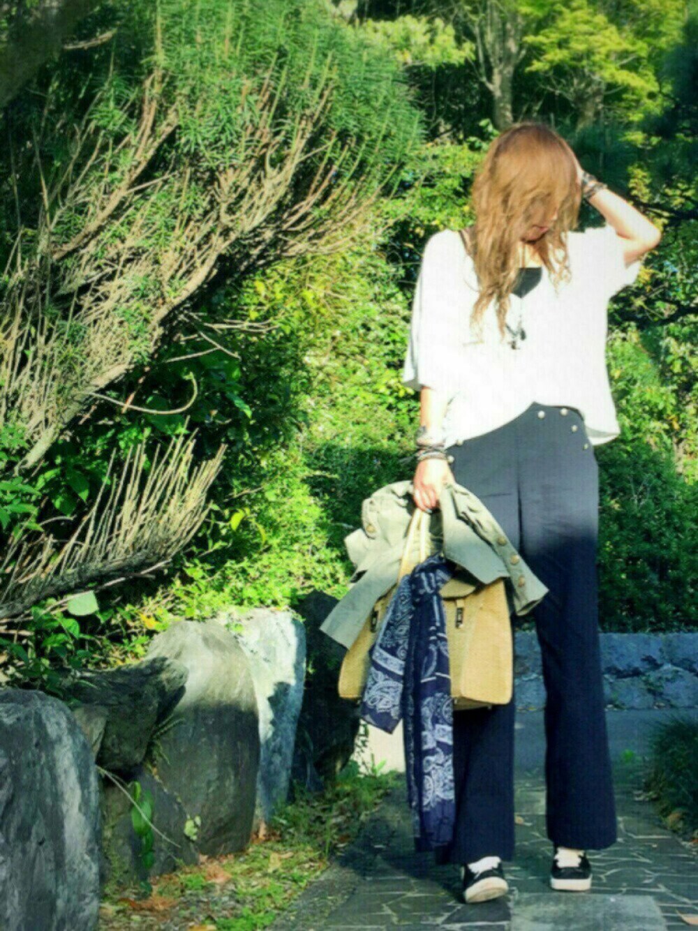 ホワイト系のTシャツ/カットソー、ブルー系のその他パンツ、グリーン系のジャケット/アウターを着用したレディースの春コーディネートの1枚目の写真