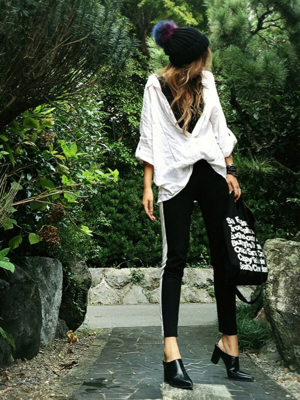 ブラック系のタンクトップ、ホワイト系のシャツ/ブラウス、ブラック系のその他パンツを着用したレディースの秋コーディネートの1枚目の写真