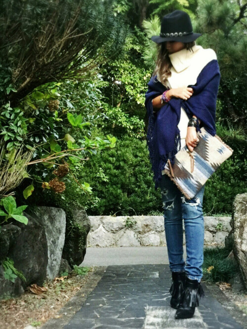 ホワイト系のワンピース/ドレス、ブルー系のデニムパンツ、その他のクラッチバッグを着用したレディースの秋コーディネートの1枚目の写真