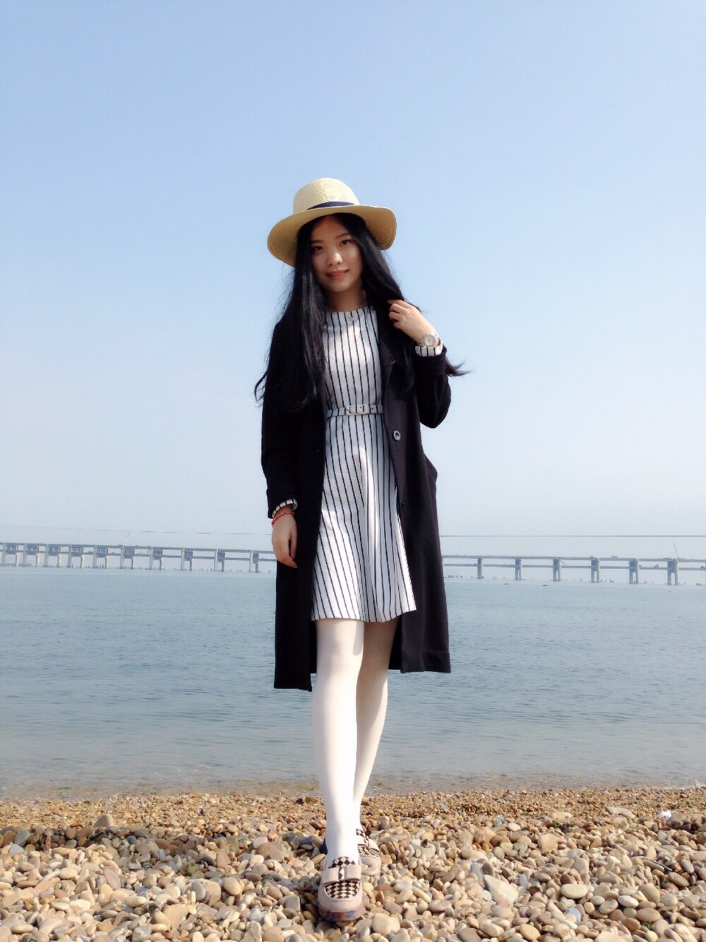 「Seaside」｜「Honeysのアイテム（ワンピース、ホワイト系）」を使った、Monicaさん（レディース・168cm）の春コーディネートの1枚目の写真