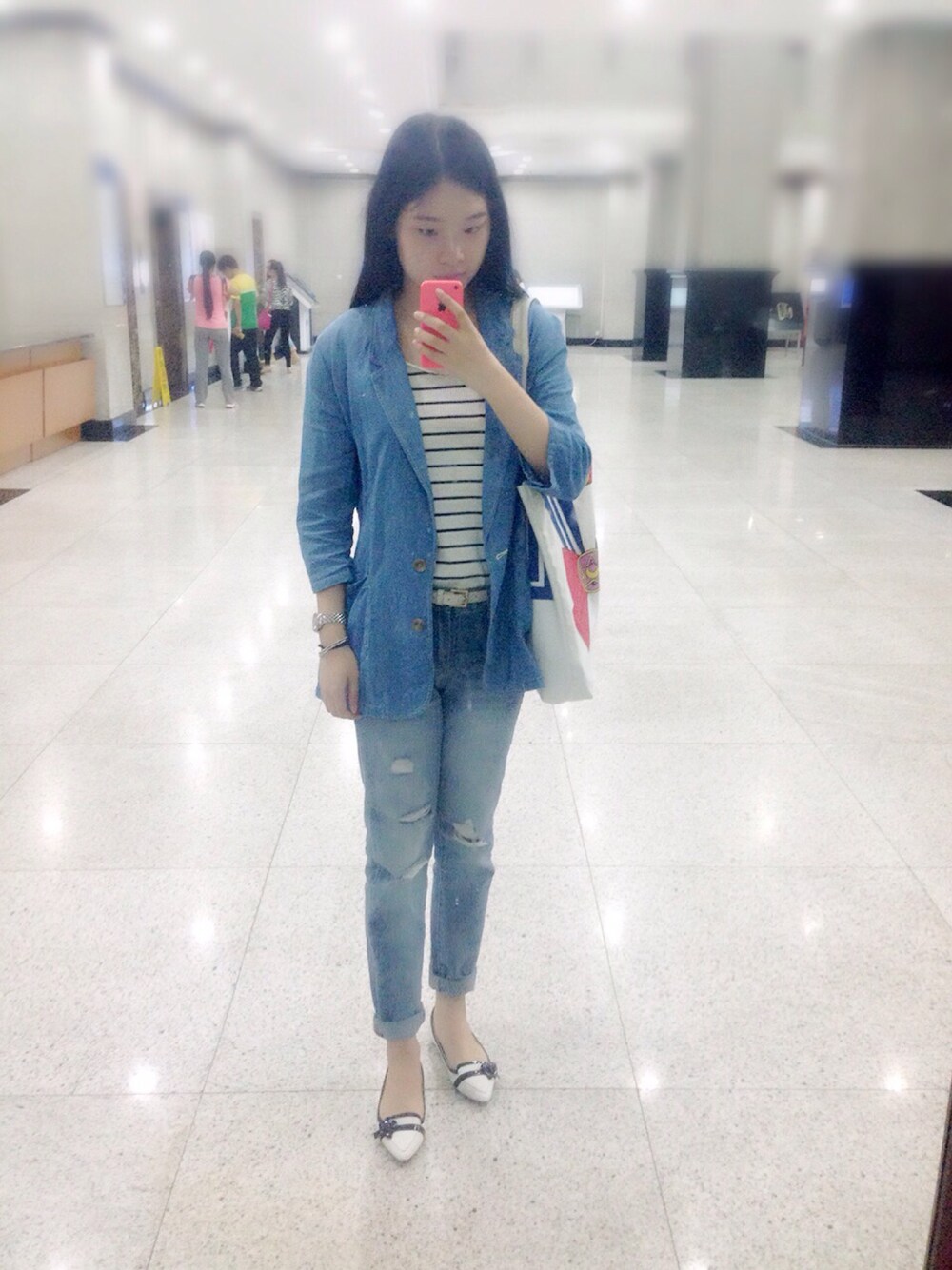 「blue jeans」｜「Honeysのアイテム（スーツジャケット、ブルー系）」を使った、Monicaさん（レディース・168cm）の夏コーディネートの1枚目の写真
