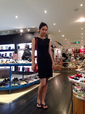 「Guess（ゲス）のアイテム（サンダル）」を使った、Monicaさん（レディース・168cm）の秋コーディネート