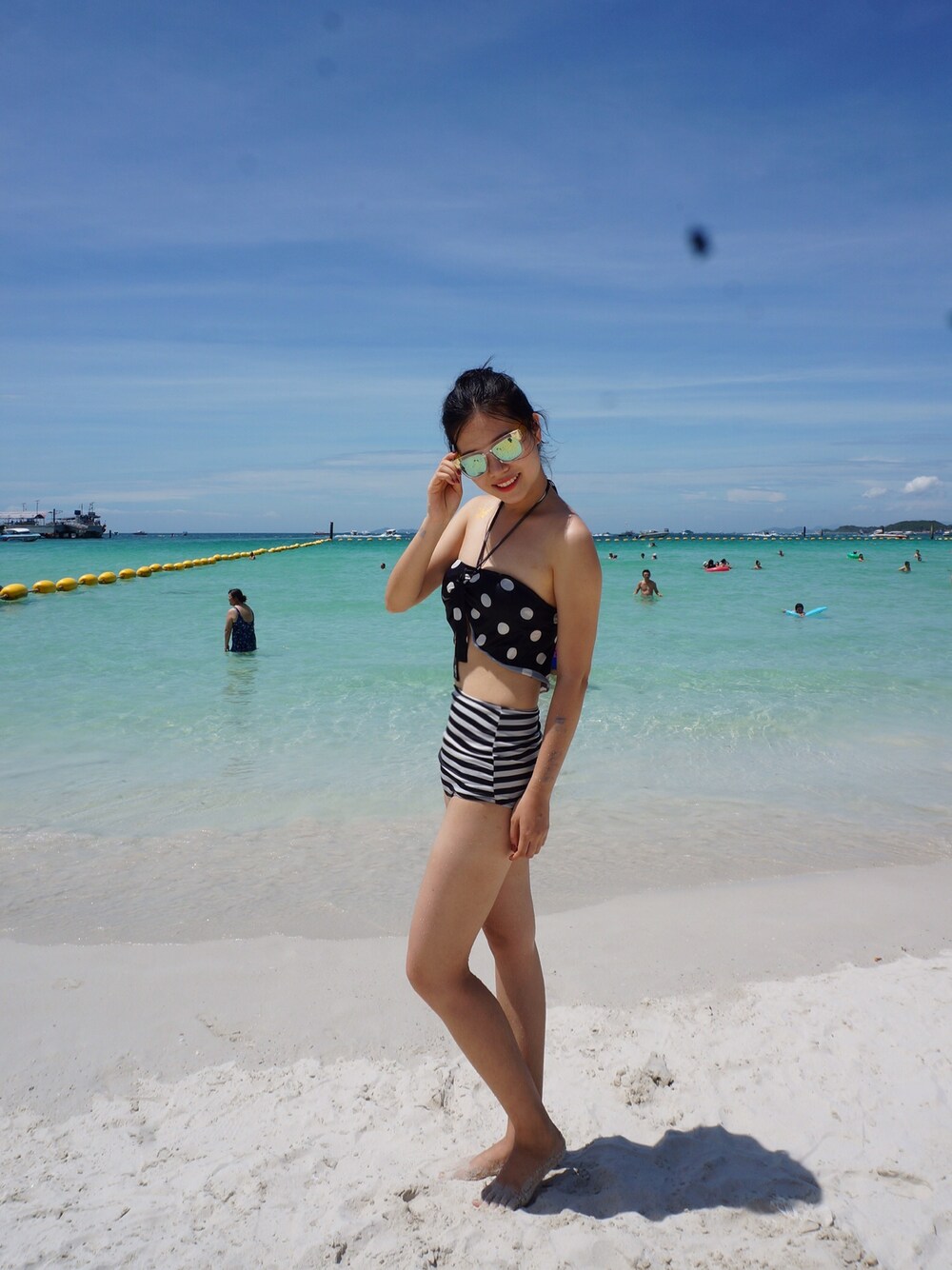 「beach」｜「LILY BROWNのワンピ風セパレートビキニ（水着、ブラック系）」を使った、Monicaさん（レディース・168cm）の秋コーディネートの1枚目の写真