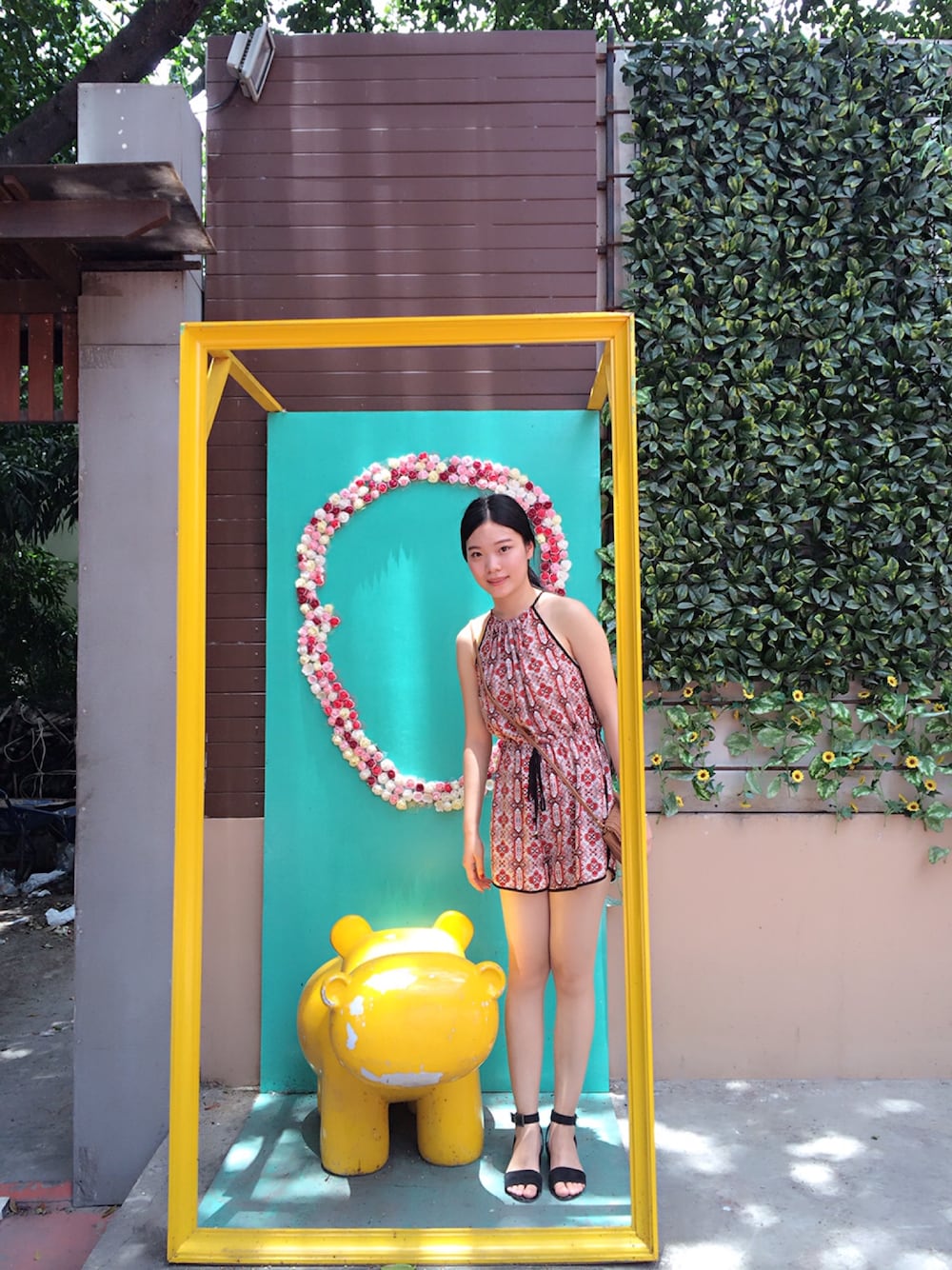 「Bangkok」｜「New lookのアイテム（つなぎ/オールインワン、レッド系）」を使った、Monicaさん（レディース・168cm）の秋コーディネートの1枚目の写真