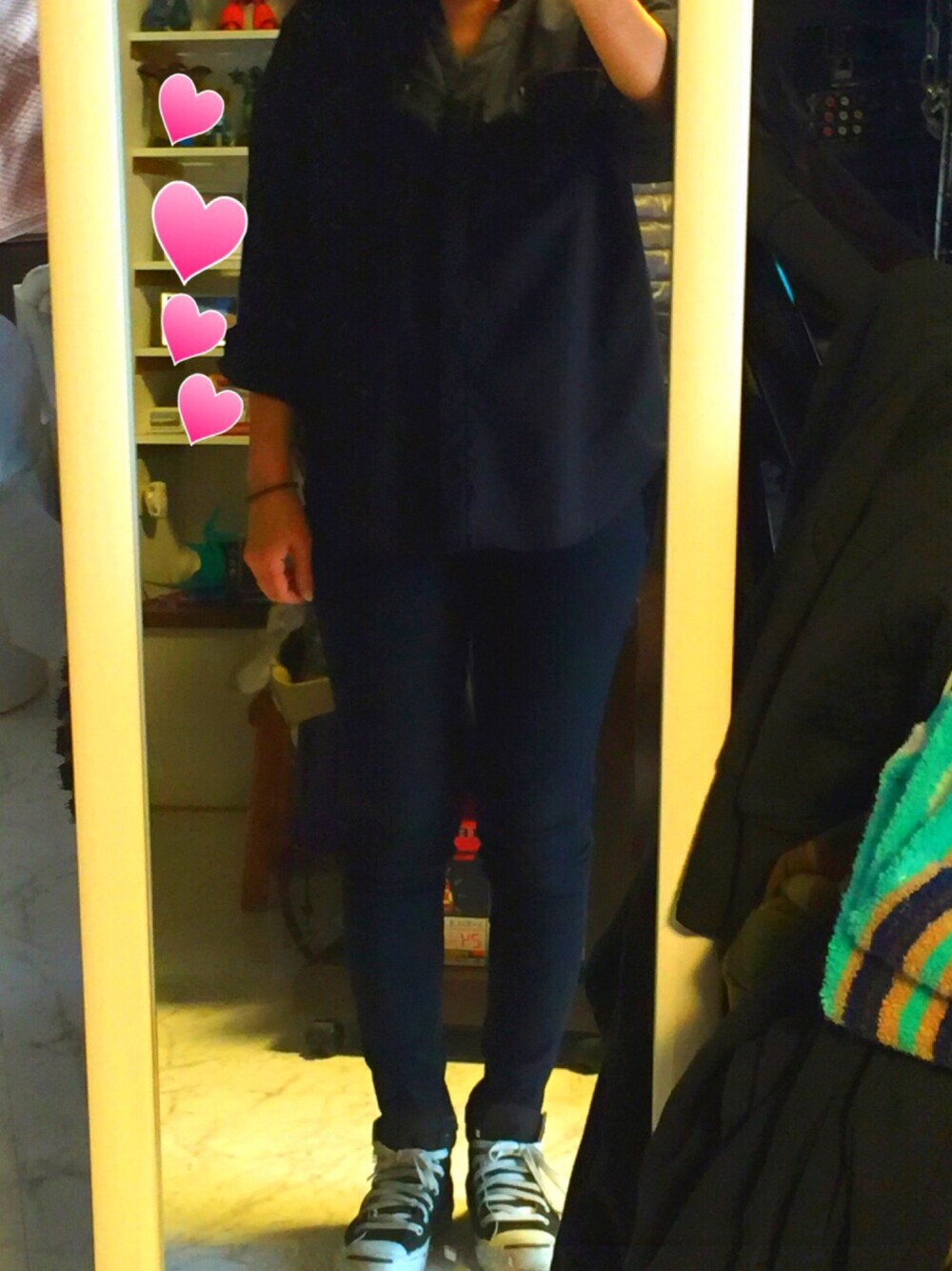 ブルー系のデニムパンツ、ブラック系のその他トップス、ブラック系のスニーカーを着用したレディースの春コーディネートの1枚目の写真