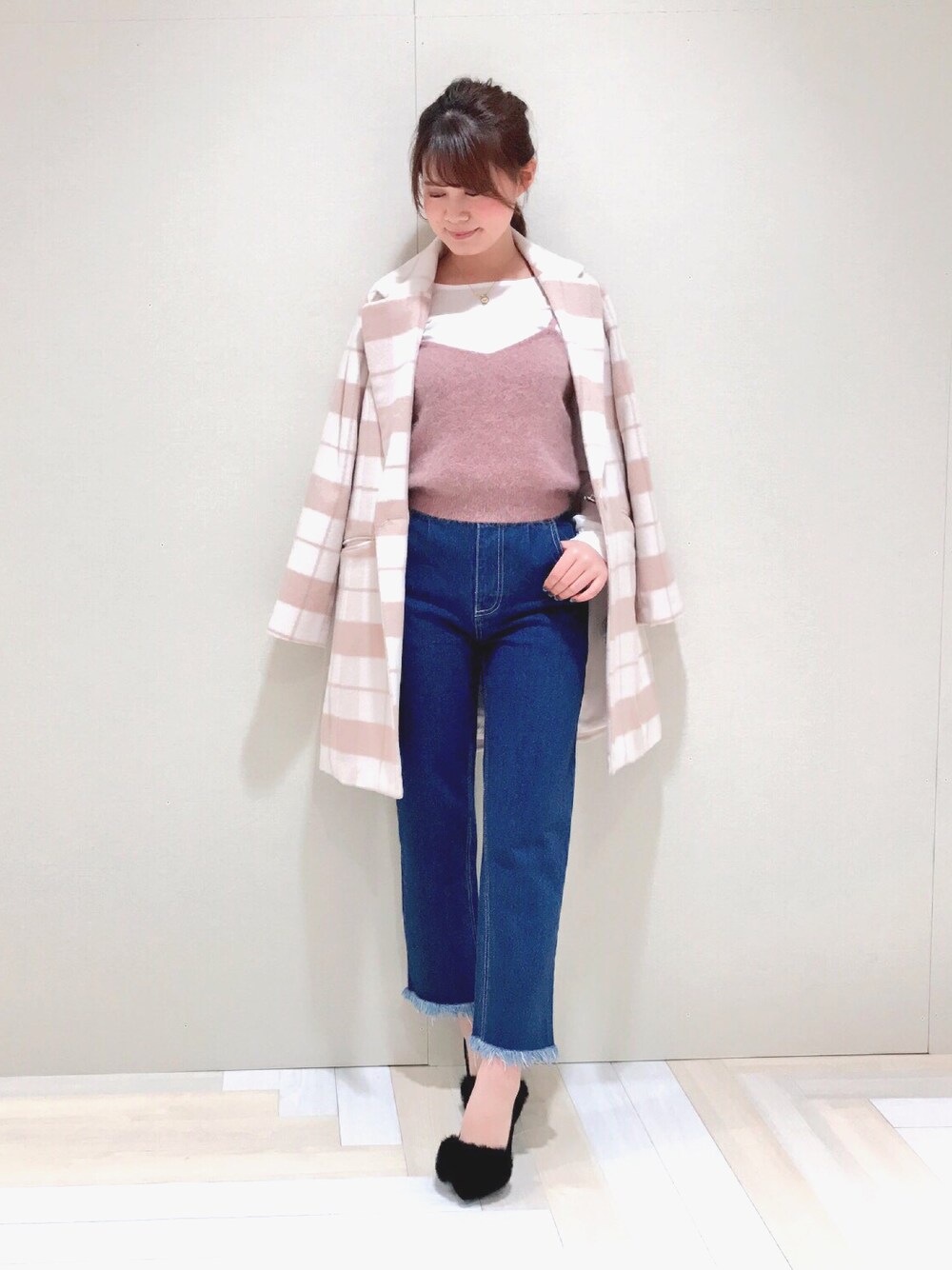 「カジュアル、デニムパンツ、チェスターコート、チェック、titty&Co.、アンゴラ」｜「TITTY&CO.のハイウエストワイドパンツ（デニムパンツ、ブルー系）」を使った、いむなおさん（レディース・163cm）の秋コーディネートの1枚目の写真