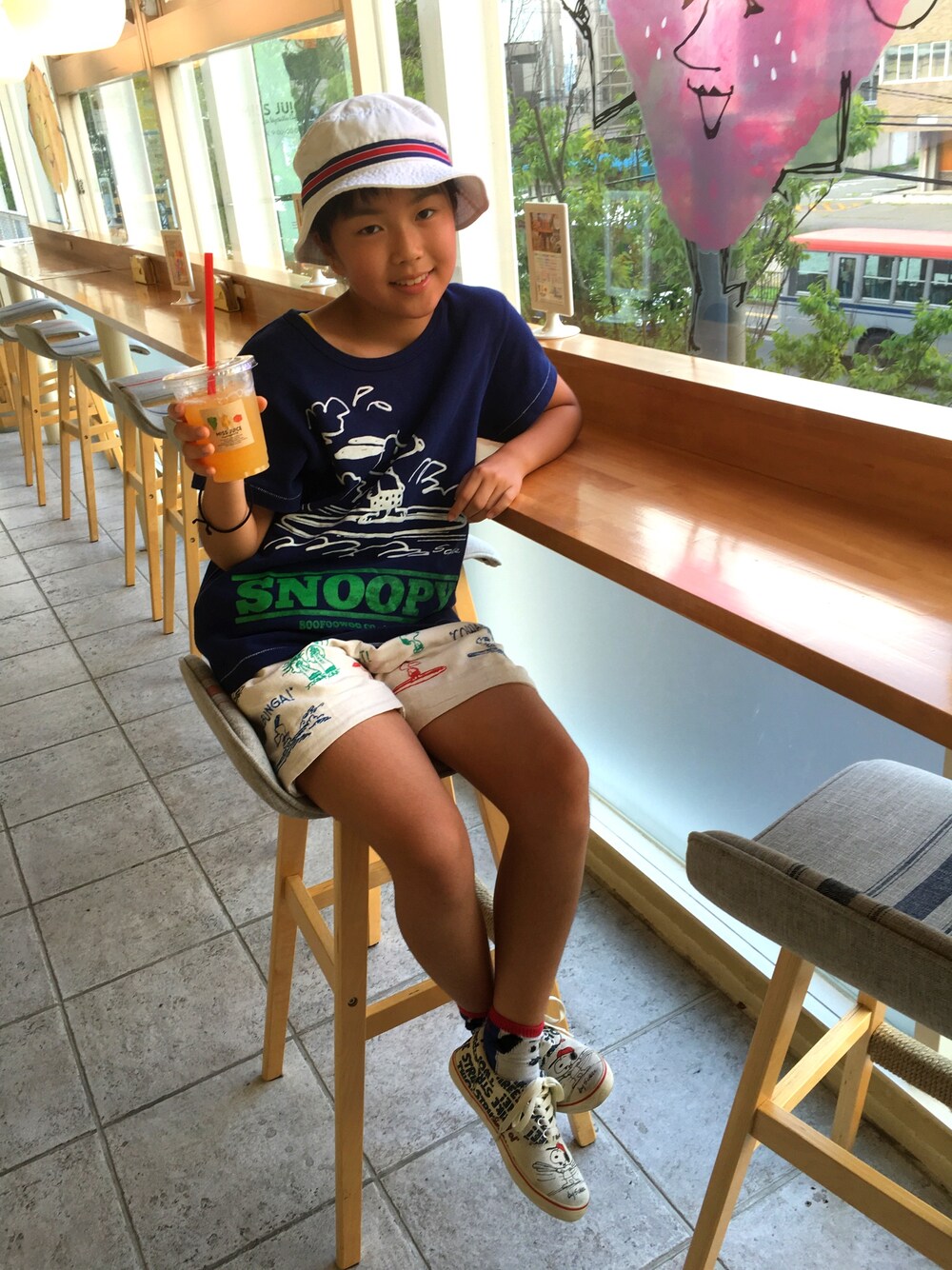 「スヌまみれ、ブーフーウーWEARコンテスト、白ショートパンツ、ネイビーTシャツ、バケットハット」｜「BOOFOOWOOの波乗りスヌーピー半袖Tee（Tシャツ/カットソー、ブルー系）」を使った、Yuu-yuさん（キッズ・147cm）の夏コーディネートの1枚目の写真