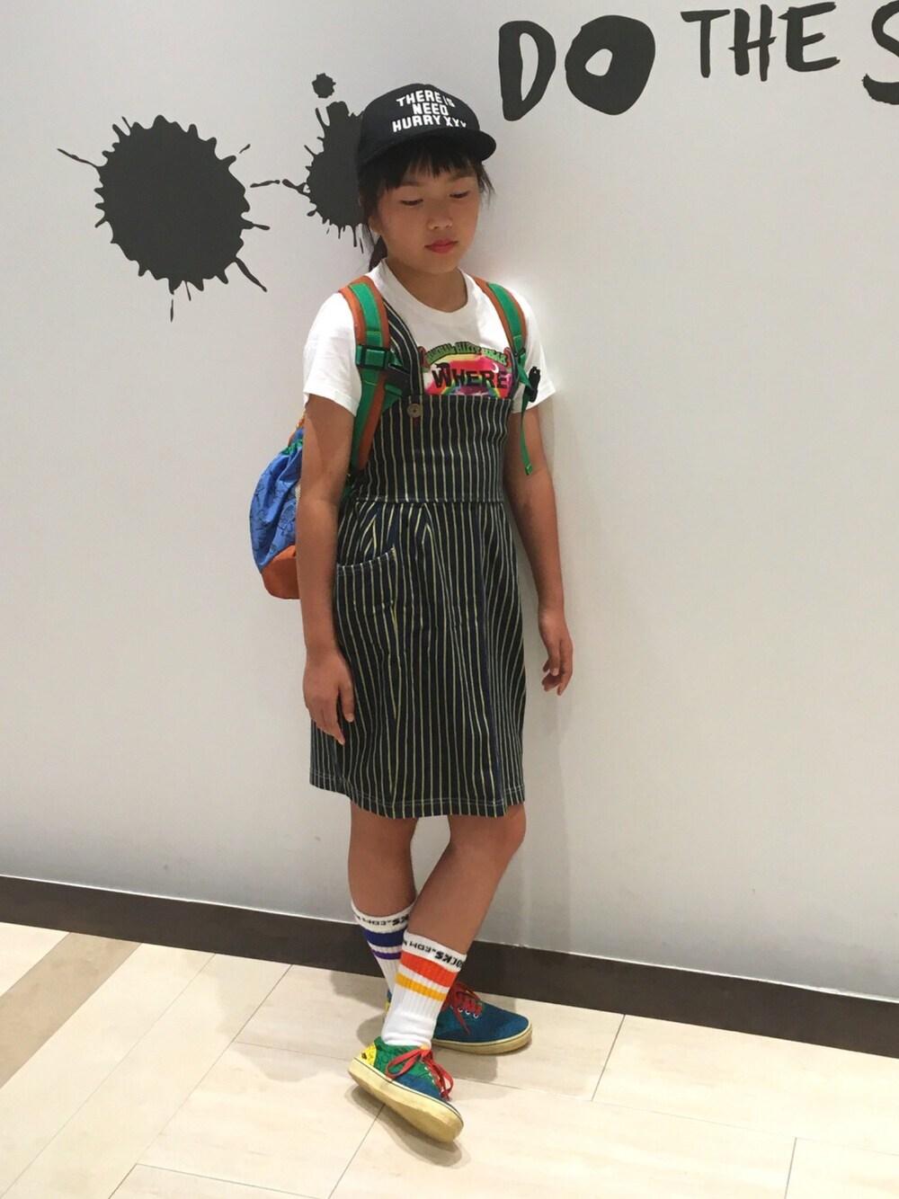 「ストライプスカート、黒キャップ、ブーフーウーWEARコンテスト、女の子、セサミストリート」｜「BOOFOOWOOのCloud9 半袖Tee（Tシャツ/カットソー、ホワイト系）」を使った、Yuu-yuさん（キッズ・147cm）の夏コーディネートの1枚目の写真