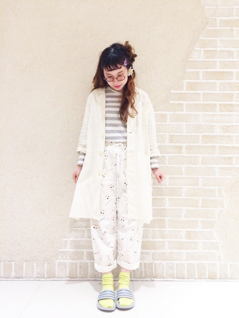 ホワイト系のスラックス、グリーン系のソックス/靴下を着用したレディースの春コーディネートの1枚目の写真