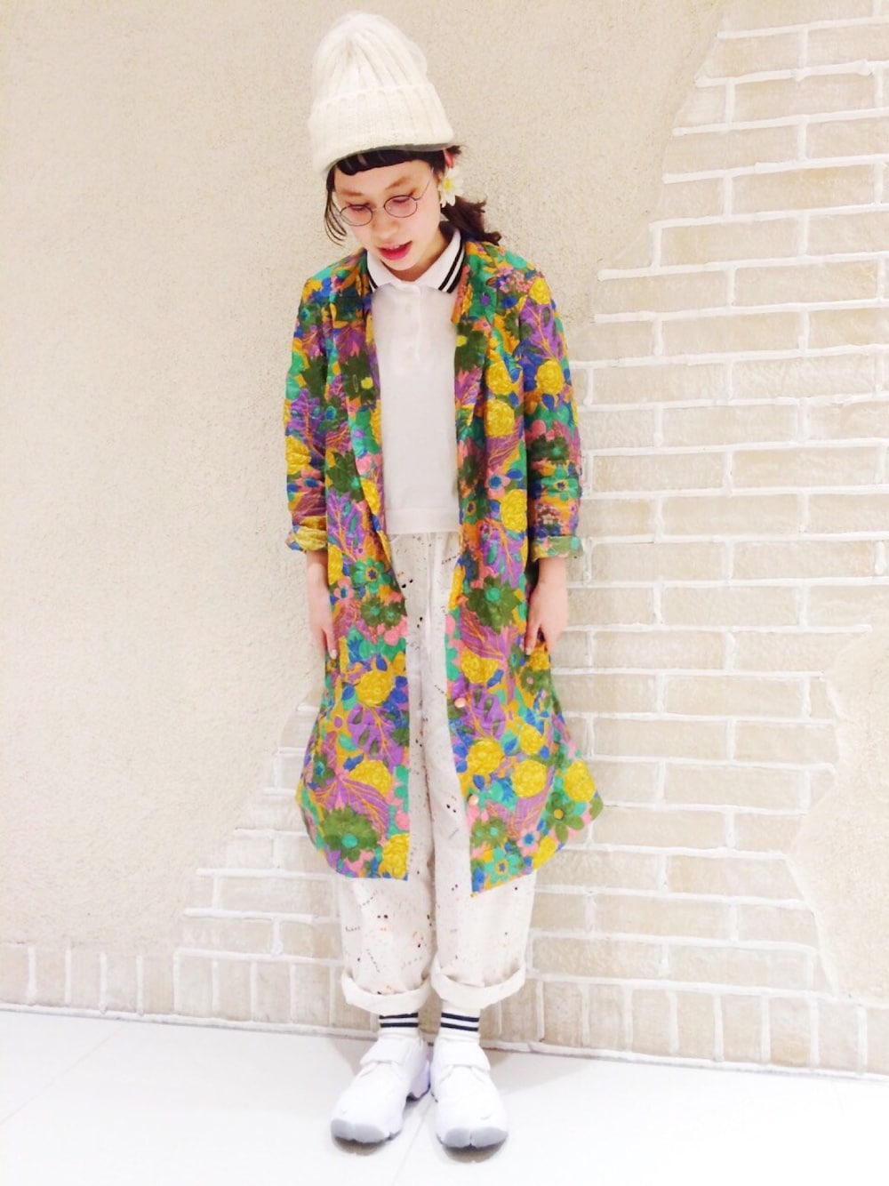 ホワイト系のその他パンツ、ホワイト系のスニーカー、ホワイト系のソックス/靴下を着用したレディースの春コーディネートの1枚目の写真