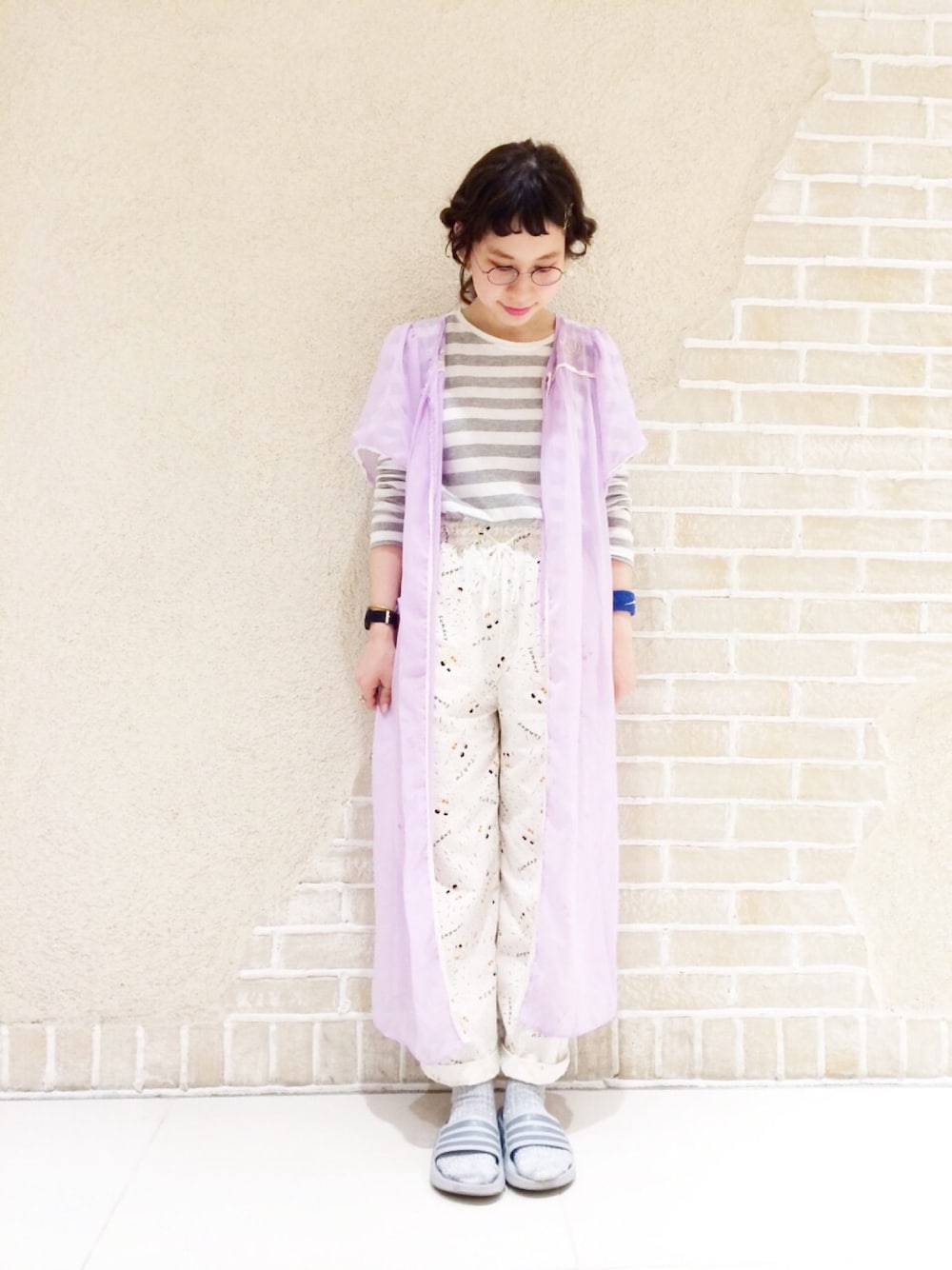 グレー系のソックス/靴下を着用したレディースの春コーディネートの1枚目の写真