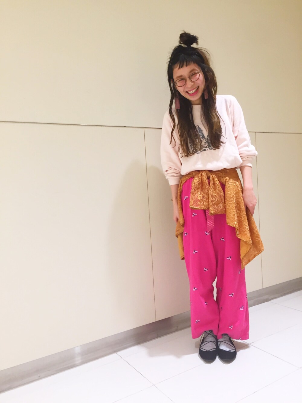 「メガネ女子、古着、ピンク、ピンクコーデ、靴下屋、ラメソックス、ラメ、レースアップシューズ、シンプル、スウェット」｜「靴下屋の【WOMEN】◆mina 5月号掲載◆ラメリブソックス（ソックス/靴下、グレー系）」を使った、a.nさん（レディース・155cm）の冬コーディネートの1枚目の写真