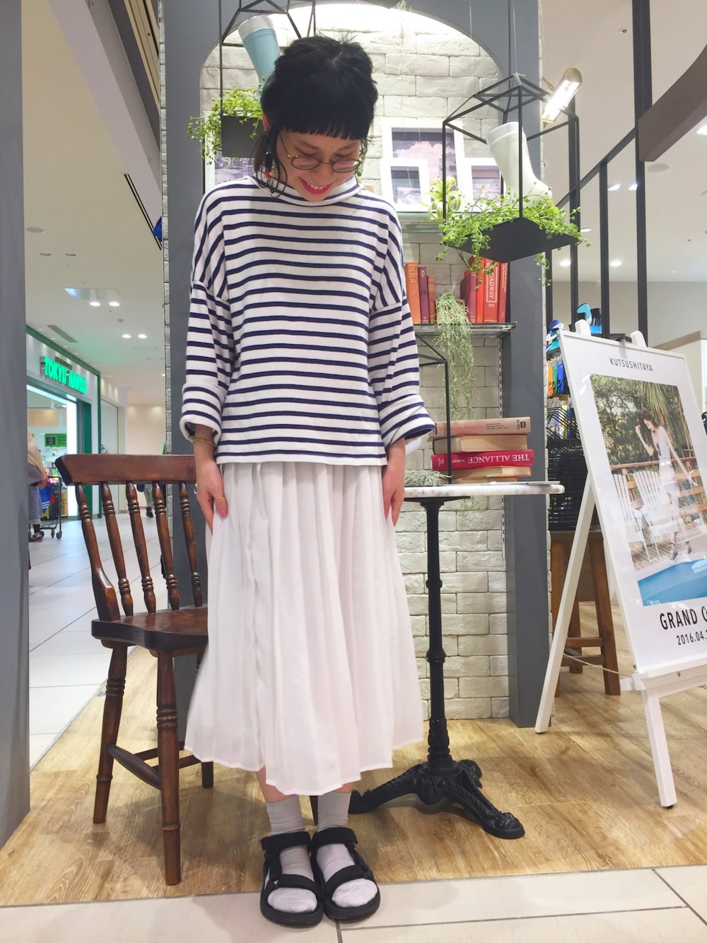 「夏コーデ、マリン、ボーダー、プリーツスカート、テバ、teva、靴下屋、サンダル、めがね、カジュアル」｜「靴下屋の【靴下屋】◆Vikka 4月号掲載◆ゴム長ベタショートソックス（ソックス/靴下、グレー系）」を使った、a.nさん（レディース・155cm）の春コーディネートの1枚目の写真