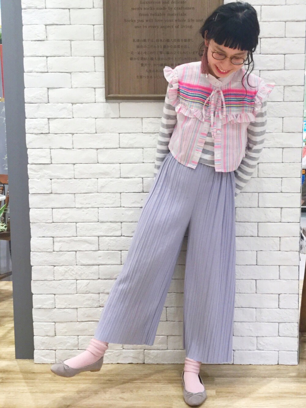 「古着MIX、春コーデ、プリーツ、ボーダー、バレエシューズ、パンツスタイル、靴下屋」｜「靴下屋の【靴下屋】三つ折り総メッシュショートソックス（ソックス/靴下、レッド系）」を使った、a.nさん（レディース・155cm）の春コーディネートの1枚目の写真