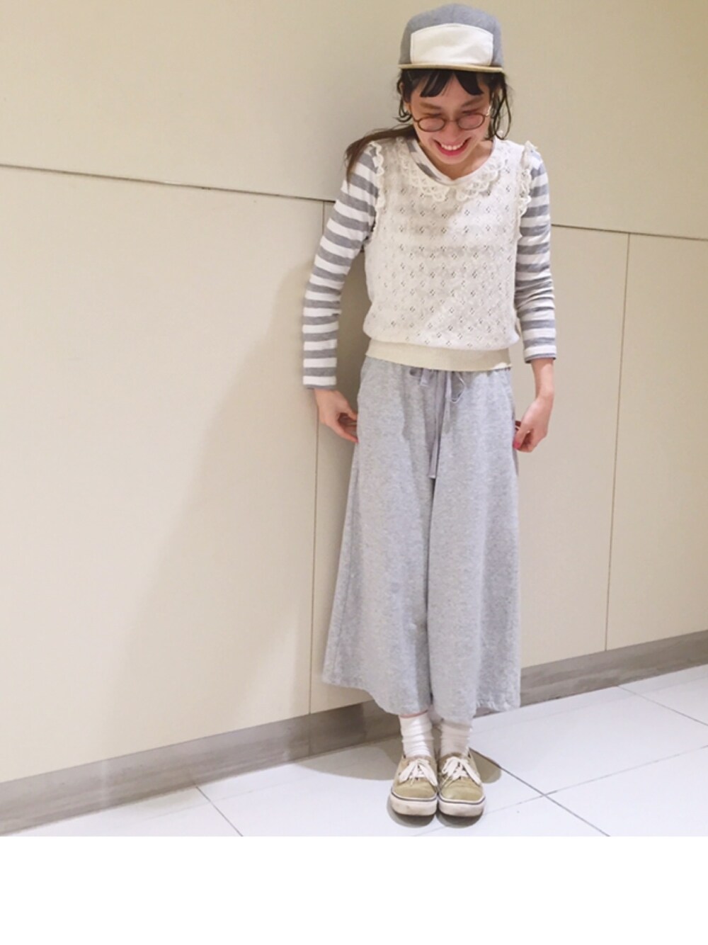 「カジュアル、UNIQLO、パンツスタイル、used、スウェット、ボーダー、グレー、キャップ、靴下屋、めがね」｜「靴下屋の【靴下屋】2×2リブソックス（ソックス/靴下、ホワイト系）」を使った、a.nさん（レディース・155cm）の夏コーディネートの1枚目の写真
